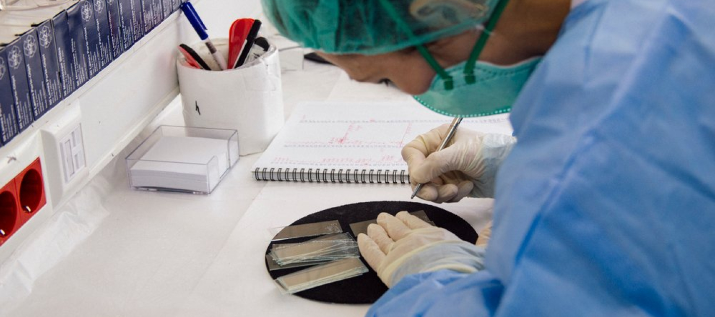 In einem Labor in Nukus, Usbekistan, bereitet eine Labortechnikerin einen Tuberkulose Test vor