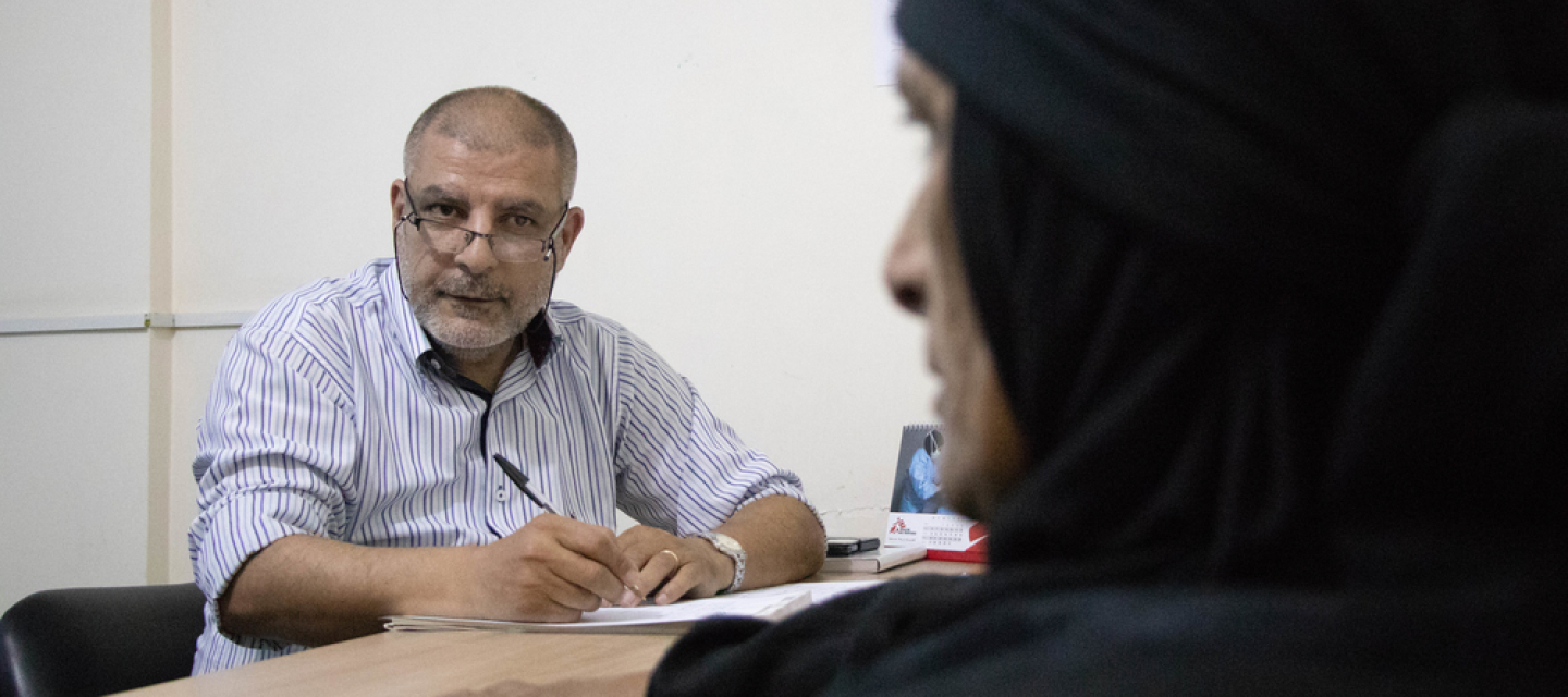 Unser Psychiater Dr. Hassan Shams El-Din arbeitet in unserer Klinik in Wadi Khaled, Libanon, mit syrischen Patient*innen. Vielen haben Depressionen und posttraumatischer Belastungsstörungen. Psychiater spricht mit Patientin