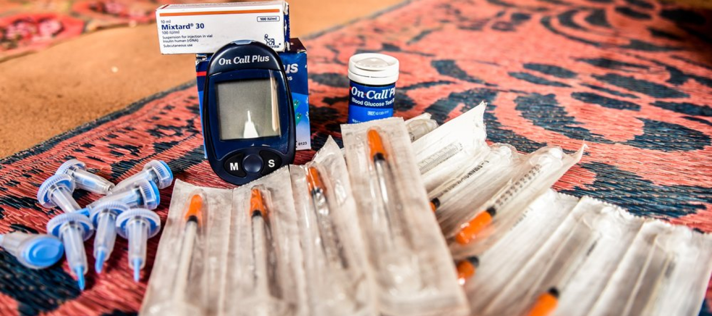 Ein Behandlungskit für Diabetes Typ 1 mit Spritzen und Blutzuckermessgerät