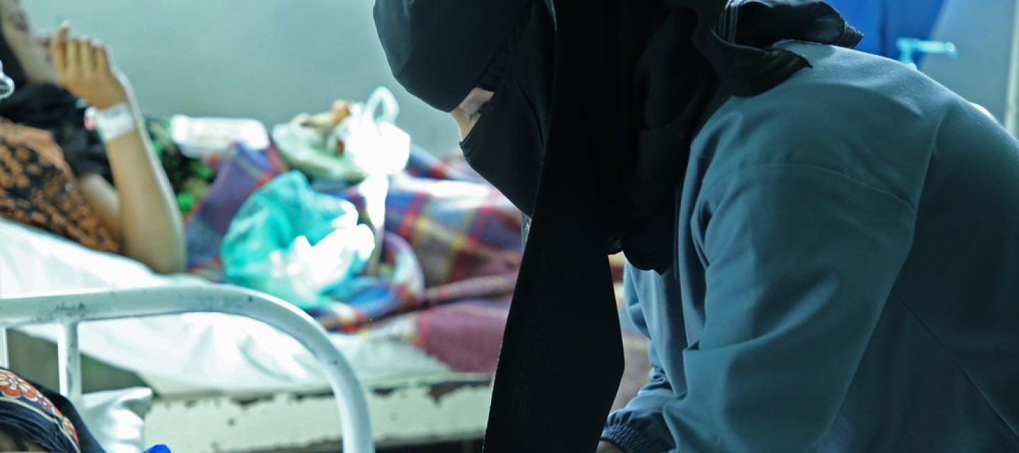 Eine Hebamme kümmert sich um eine Patientin