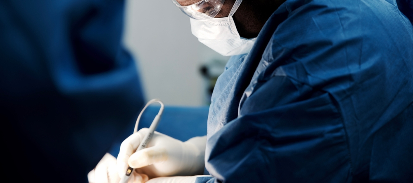 Dr. George Kassim Chininda bei seiner Arbeit Ein Chirurg während einer OP