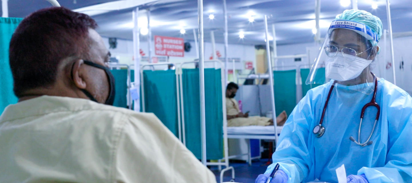 Indien Covid-19 Patient spricht mit Mitarbeiter. Danke