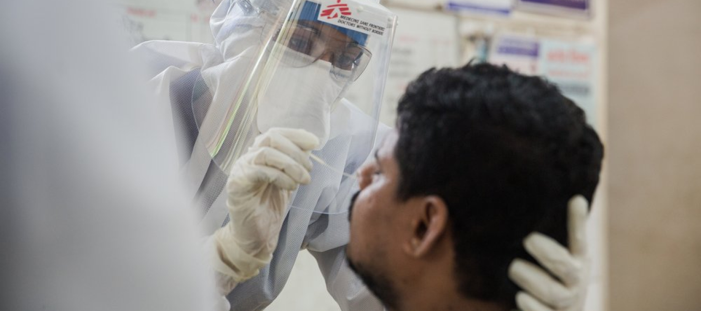 Eine Mitarbeiterin von Ärzte ohne Grenzen testet einen Patienten auf das Coronavirus