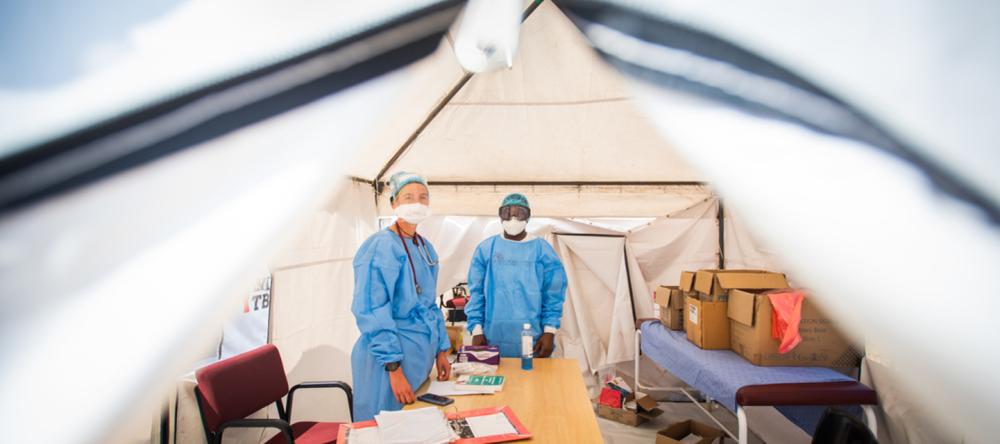 Dr. Helene Muller und Krankenpfleger Buhle Nkomonde arbeiteten beide im Covid-19-Feldkrankenhaus von Ärzte ohne Grenzen in Khayelitsha in Kapstadt.