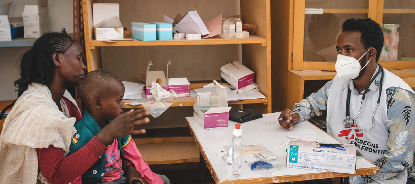 Mutter und Kind werden in unserer Klinik in Shire, Tigray behandelt.