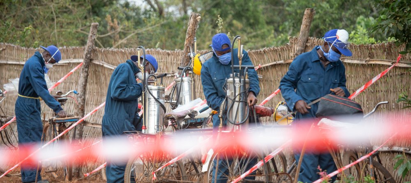 Mit Insektiziden gegen Malariamücken in Burundi.