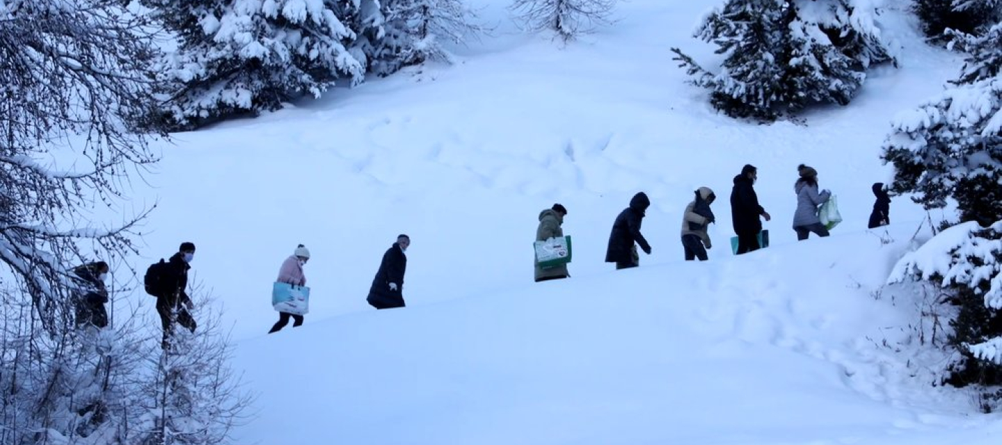 Eine Familie versucht, die Grenze zwischen Italien und Frankreich zu überqueren. 
