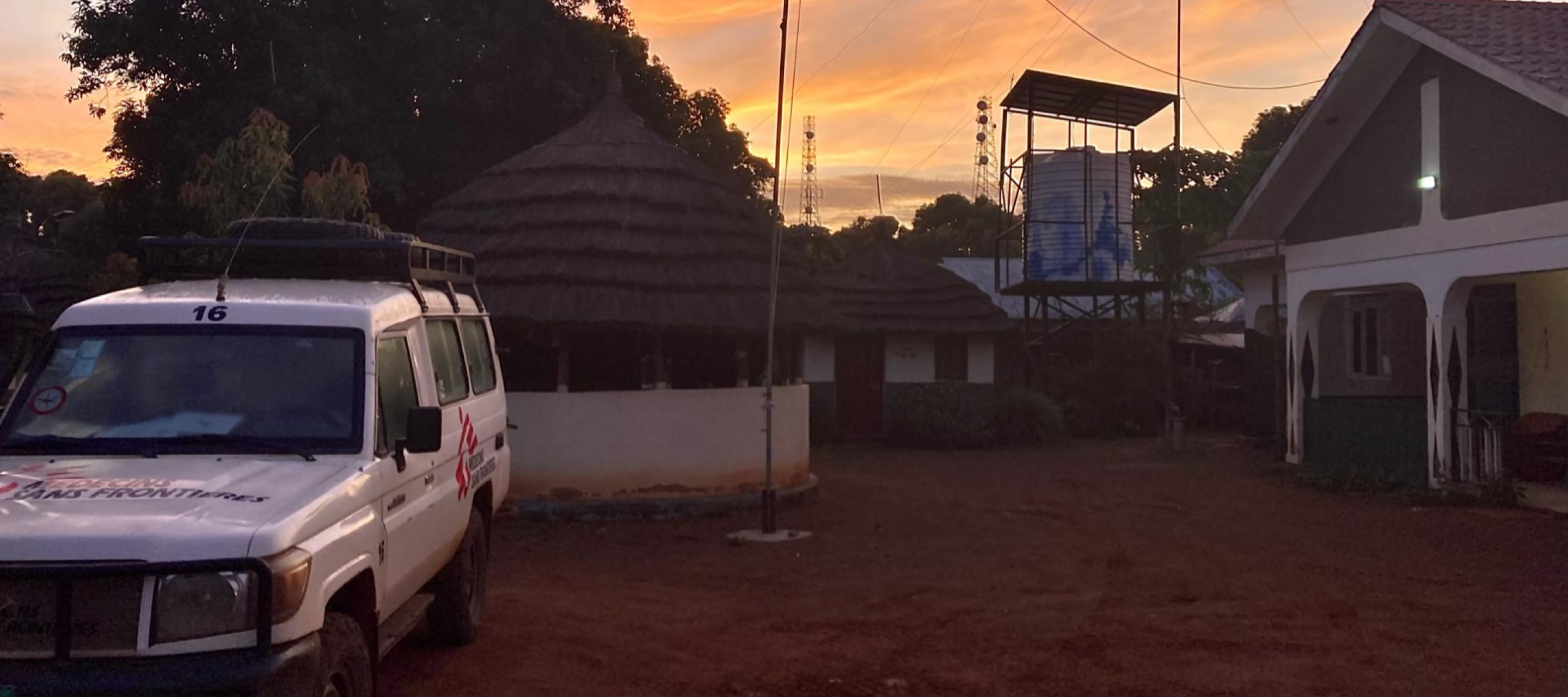 Sonnenuntergang am Gesundheitszentrum Mundri im Südsudan