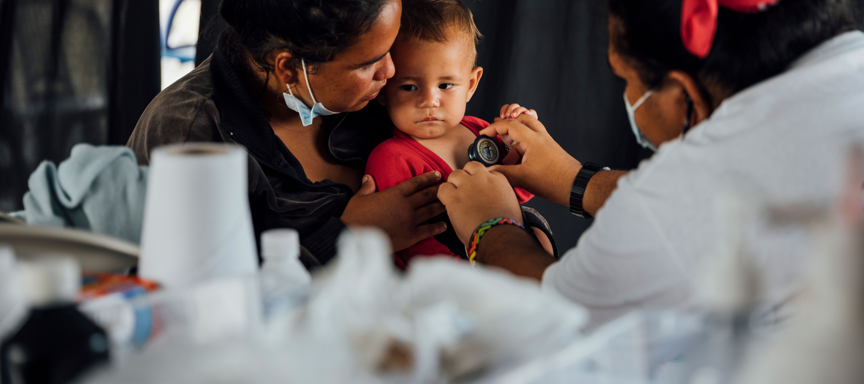 Panama: Krankenschwester untersucht Mutter und Kind
