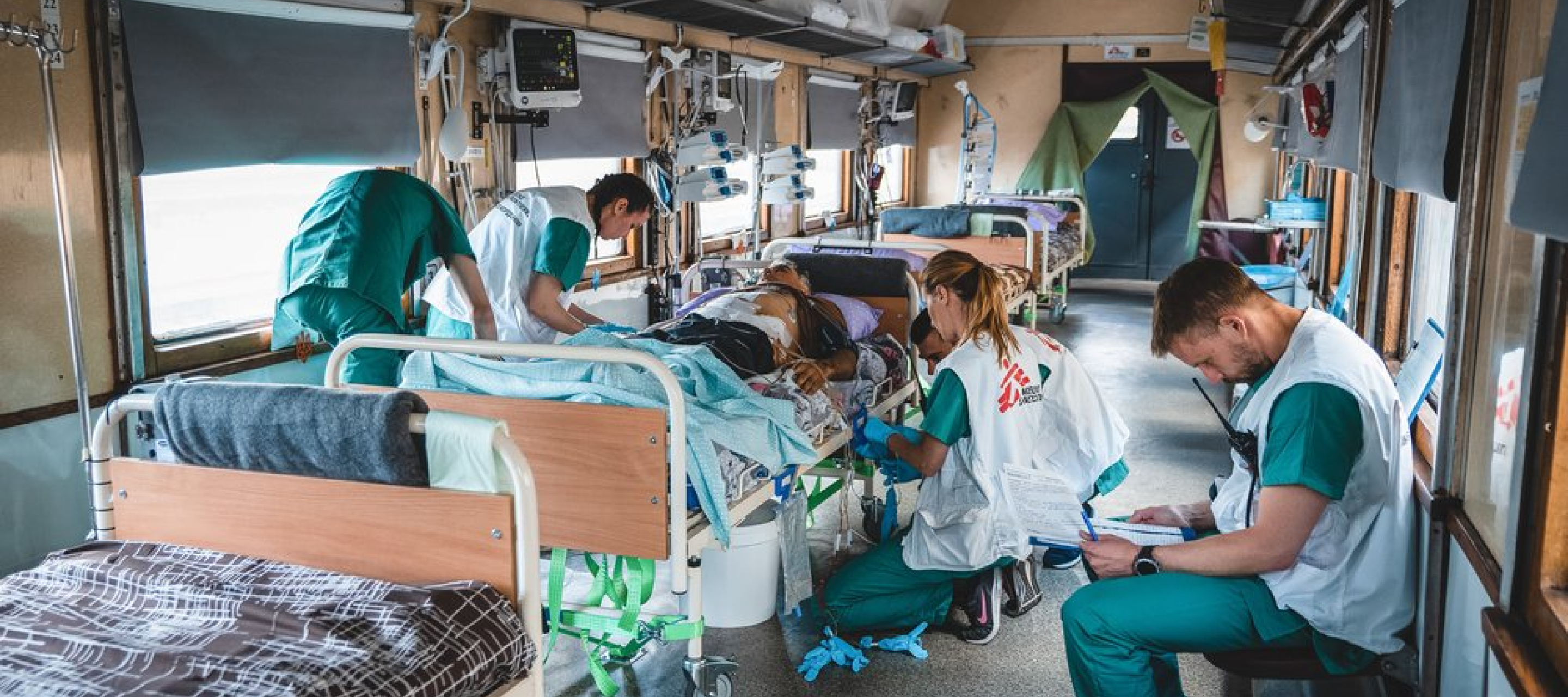 Ukraine: medizinische Versorgung im medizinischen Zug von Ärzte ohne Grenzen. Mitarbeiter behandeln Patienten medizinischer Zug