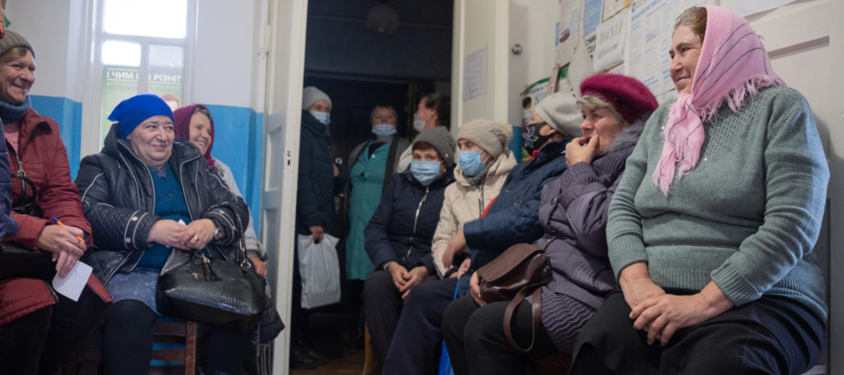 Viele der älteren Frauen, die zu unseren mobilen Kliniken kommen, leben mit altersbedingten Behinderungen. Patient*innen warten in einer unserer mobilen Kliniken auf ihre Behandlung.