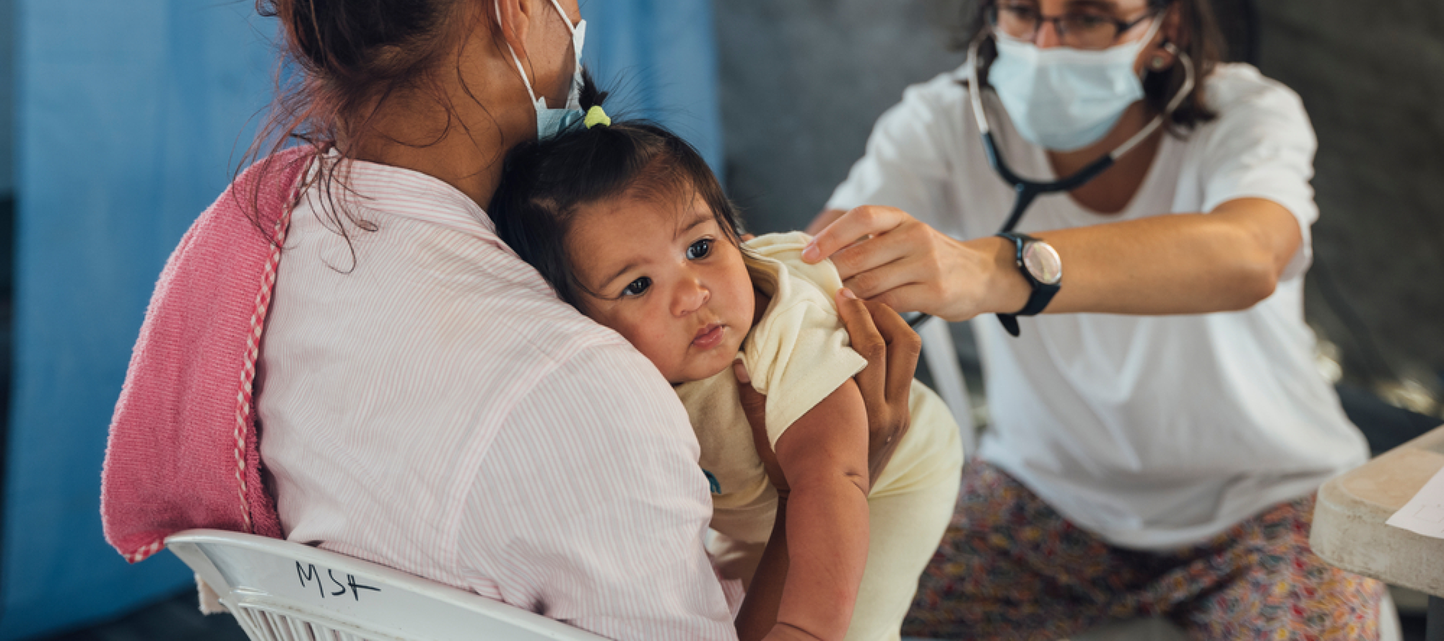 Panama, San Vicente: Sanitätszelt von Ärzte ohne Grenzen Astrid Carolina Guerrera brachte ihre Tochter zur Untersuchung in unser Sanitätszelt.
