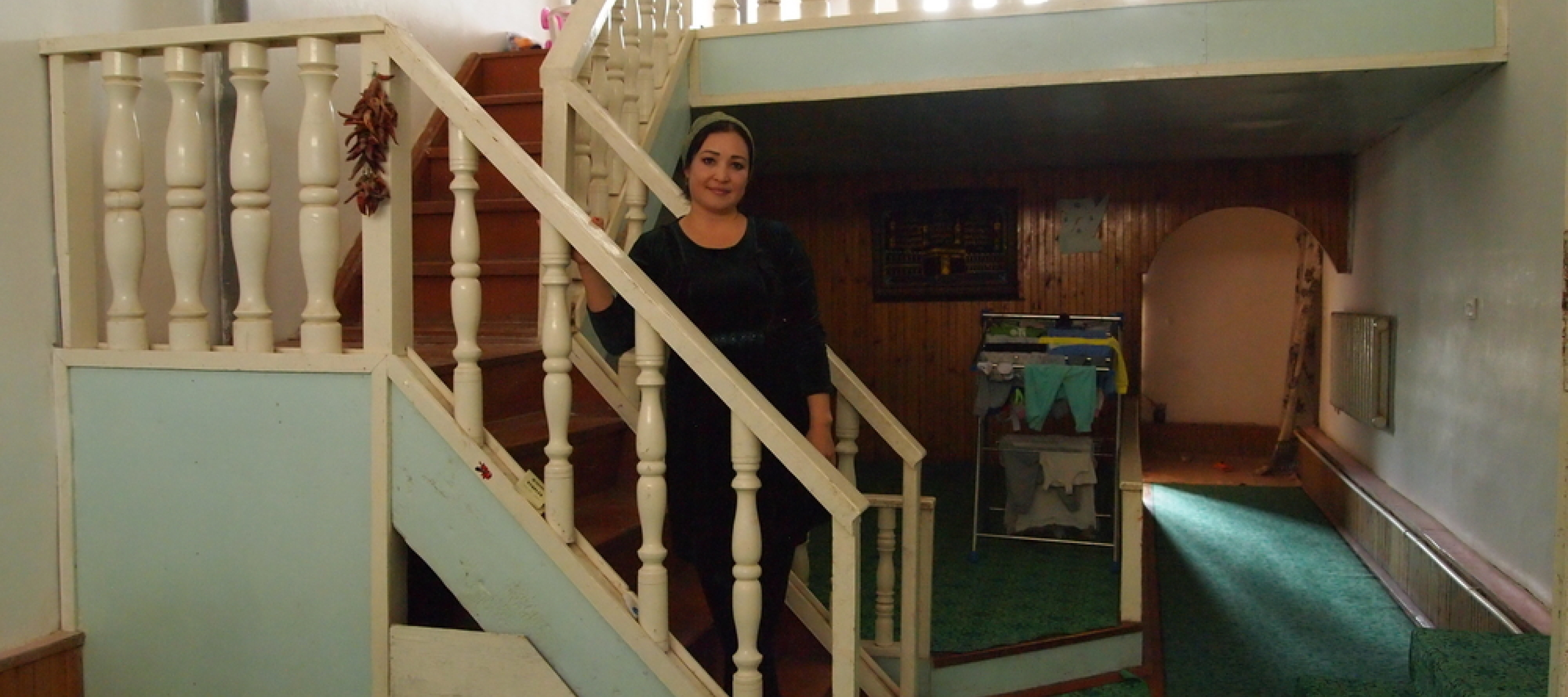 Dilarma steht auf einer Treppe im Krankenhaus in Nuklus