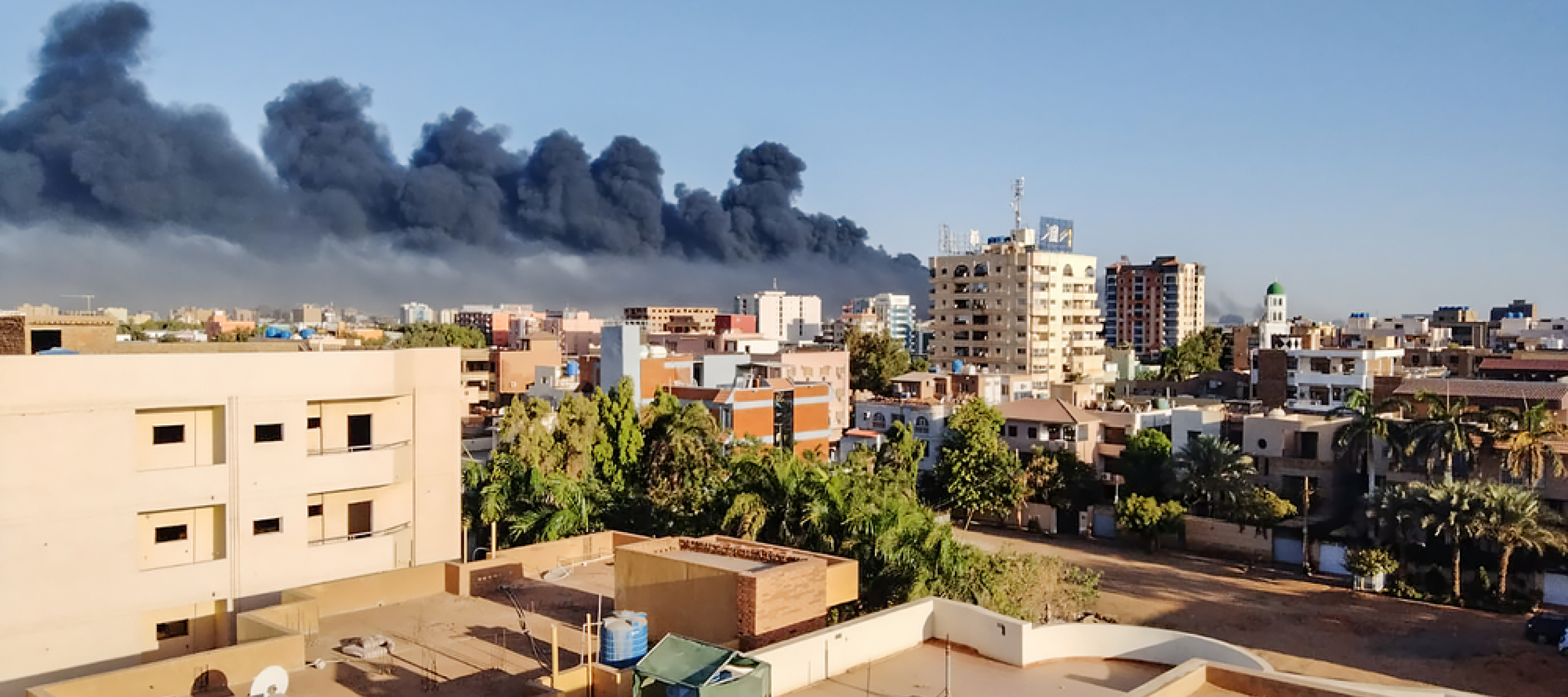 Eine Rauchschwade zieht über die Dächer der Hauptstadt des Sudans.