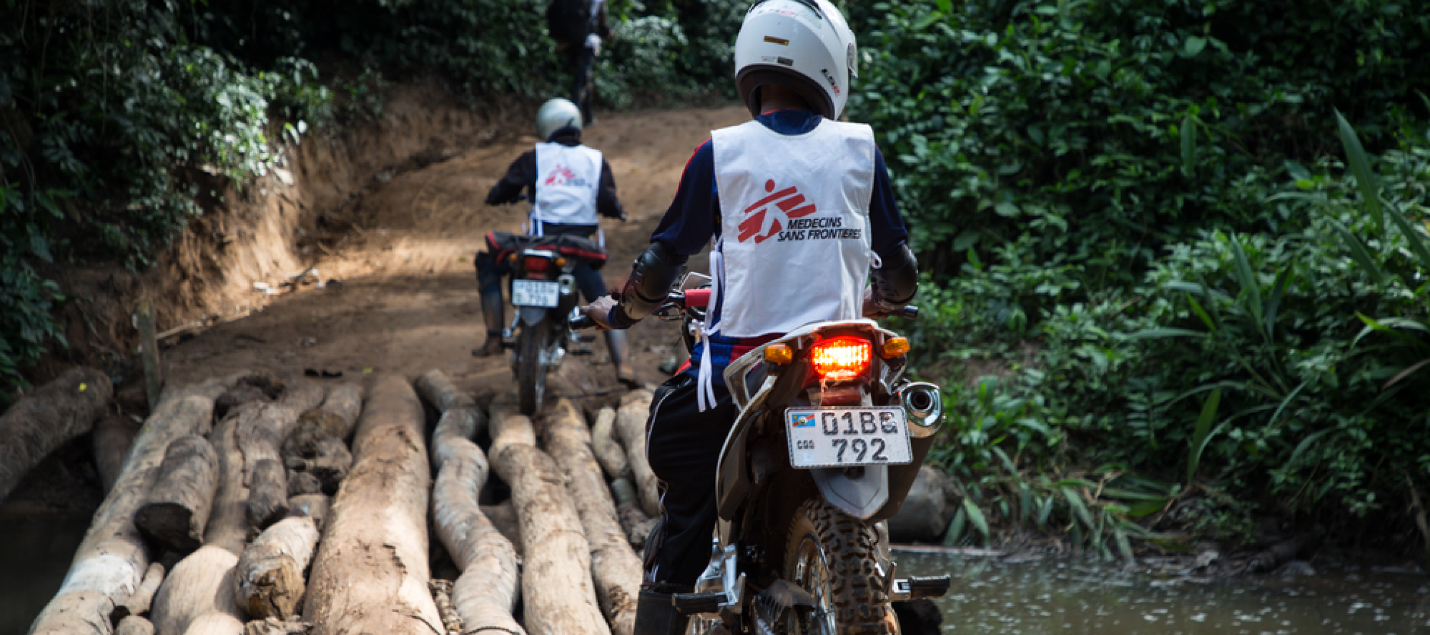 DR Kongo: Lieferung von Malariabehandlung per Motorrad Unsere Teams fahren in der DR Kongo gut fünf Stunden mit dem Motorrad, um die Malariabehandlung dorthin zu bringen, wo sie gebraucht wird.
