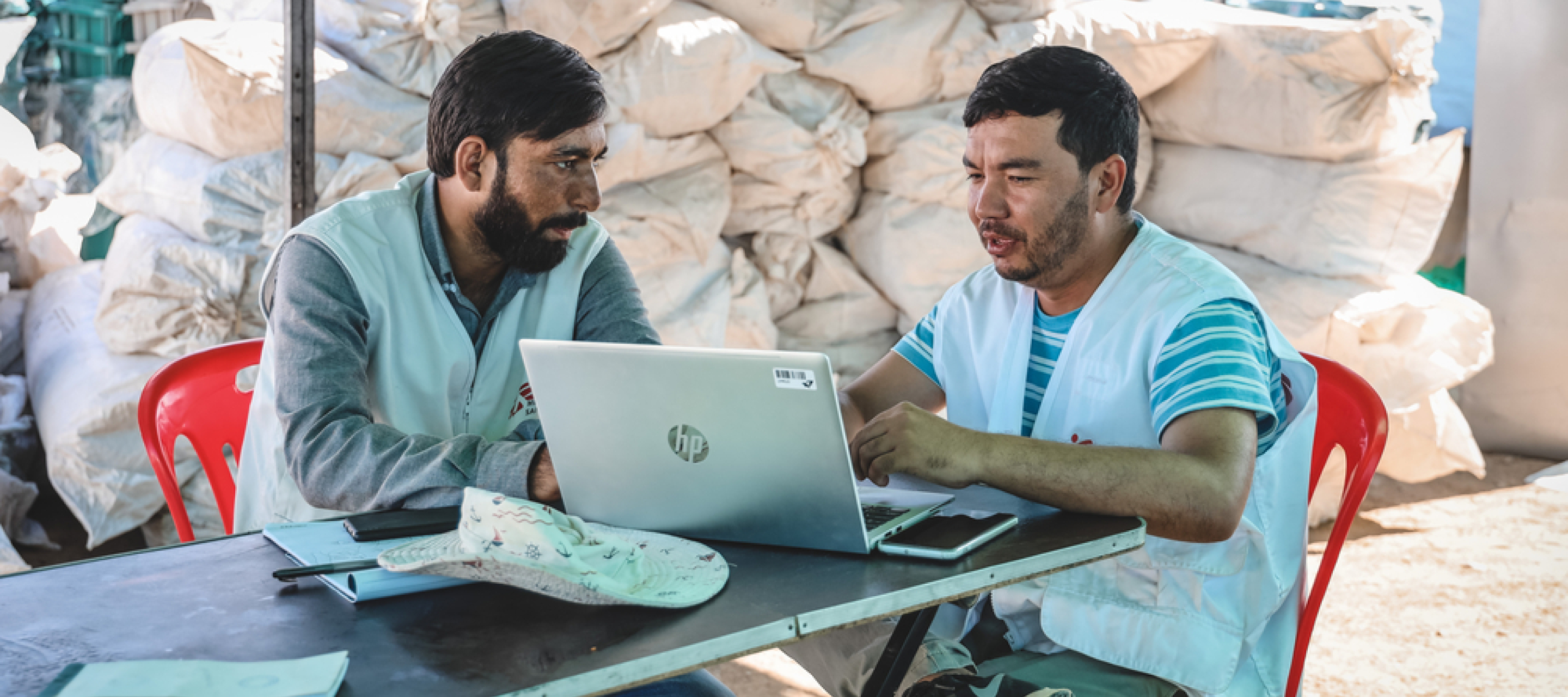 Mitarbeiter am Computer in Pakistan