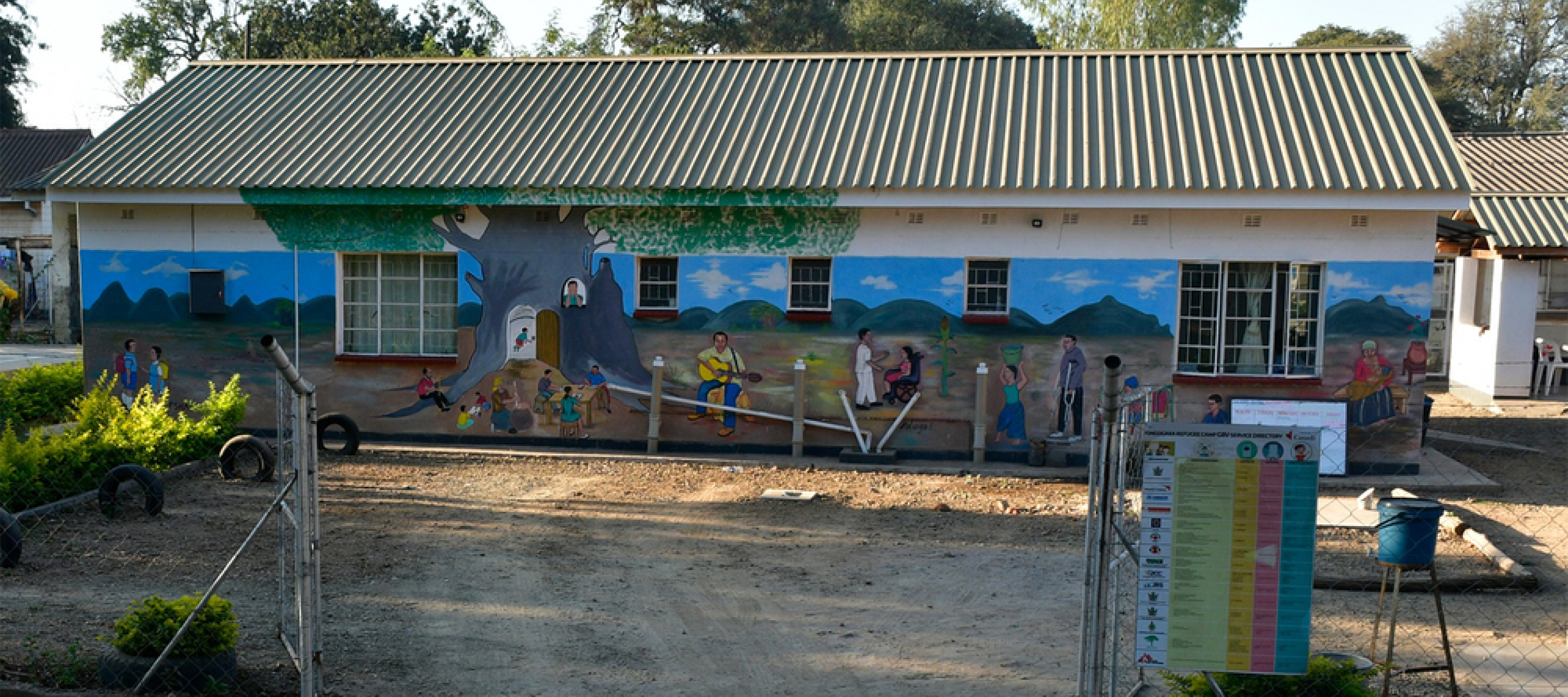 Wand eines bunt bemalten Hauses für Hilfe für Geflüchtete