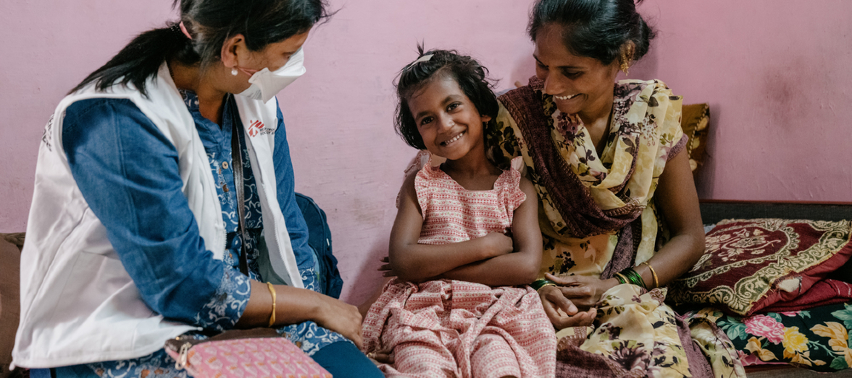 Indien Mitarbeiterin kümmert sich um um die 7-jährige Vaishnavi, die an medikamentenresistenter Tuberkulose erkrankt ist.