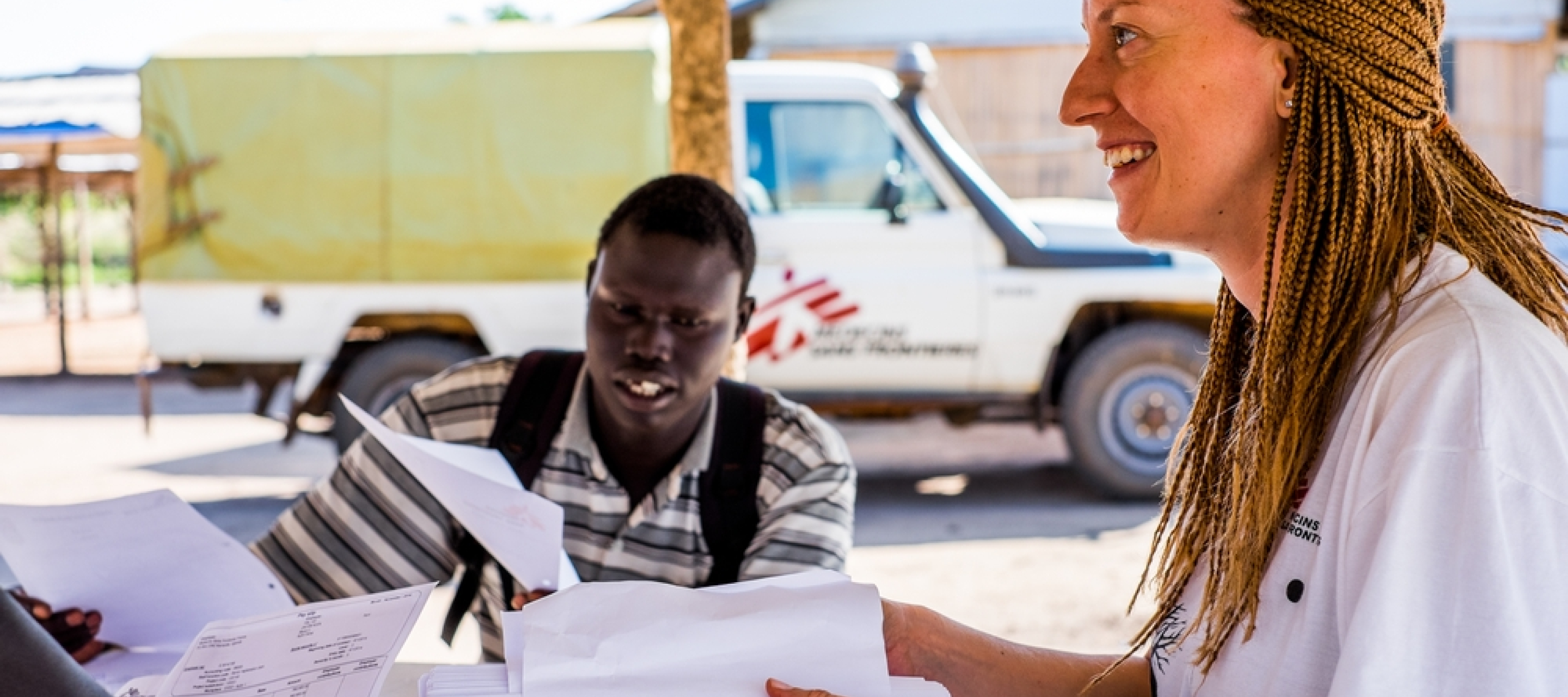 MSF Mitarbeiterin hält Unterlagen in der Hand 