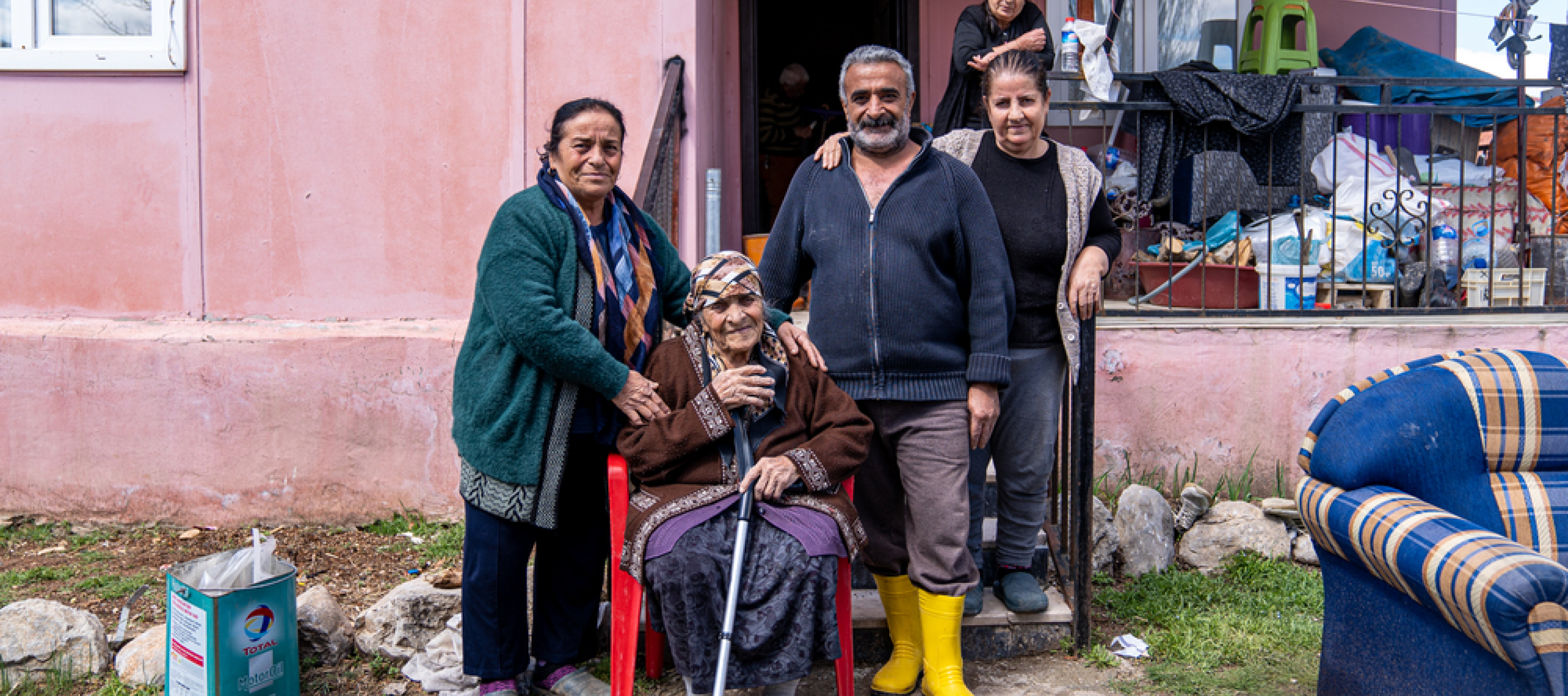 Familie vor zerstörtem Haus Erdbeben Türkei