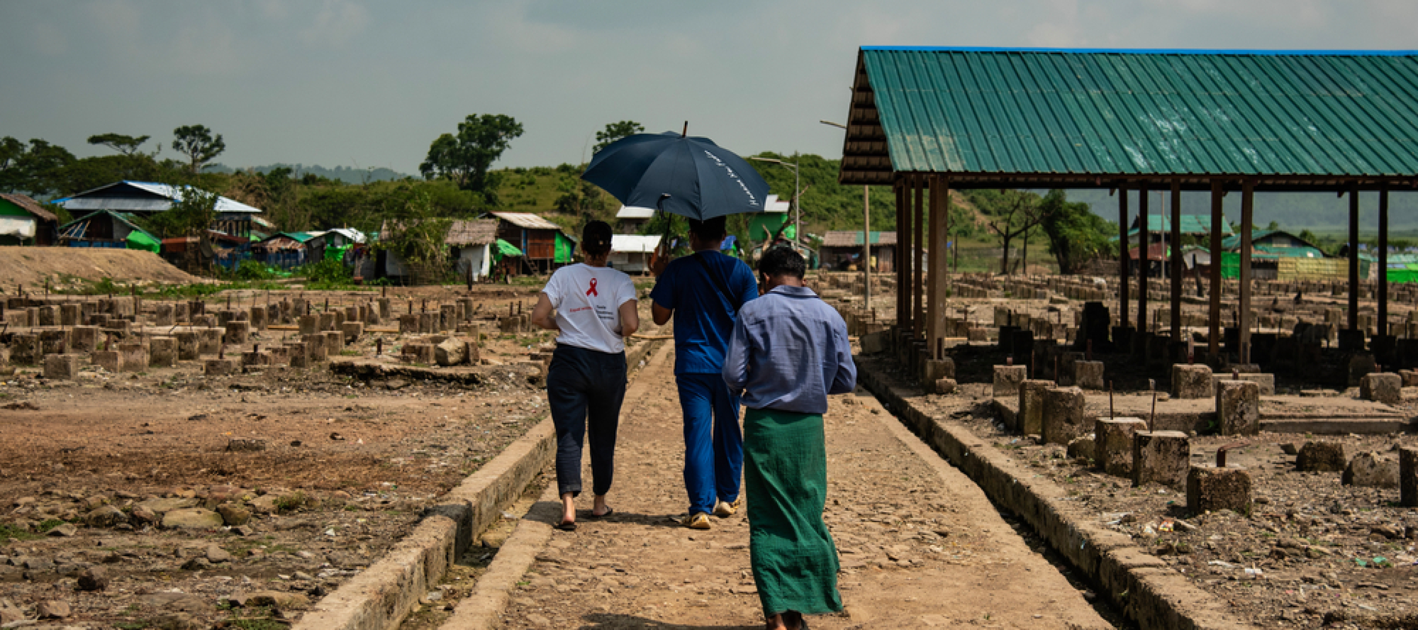 Myanmar: Mitarbeitende laufen über abgebrannten Marktplatz