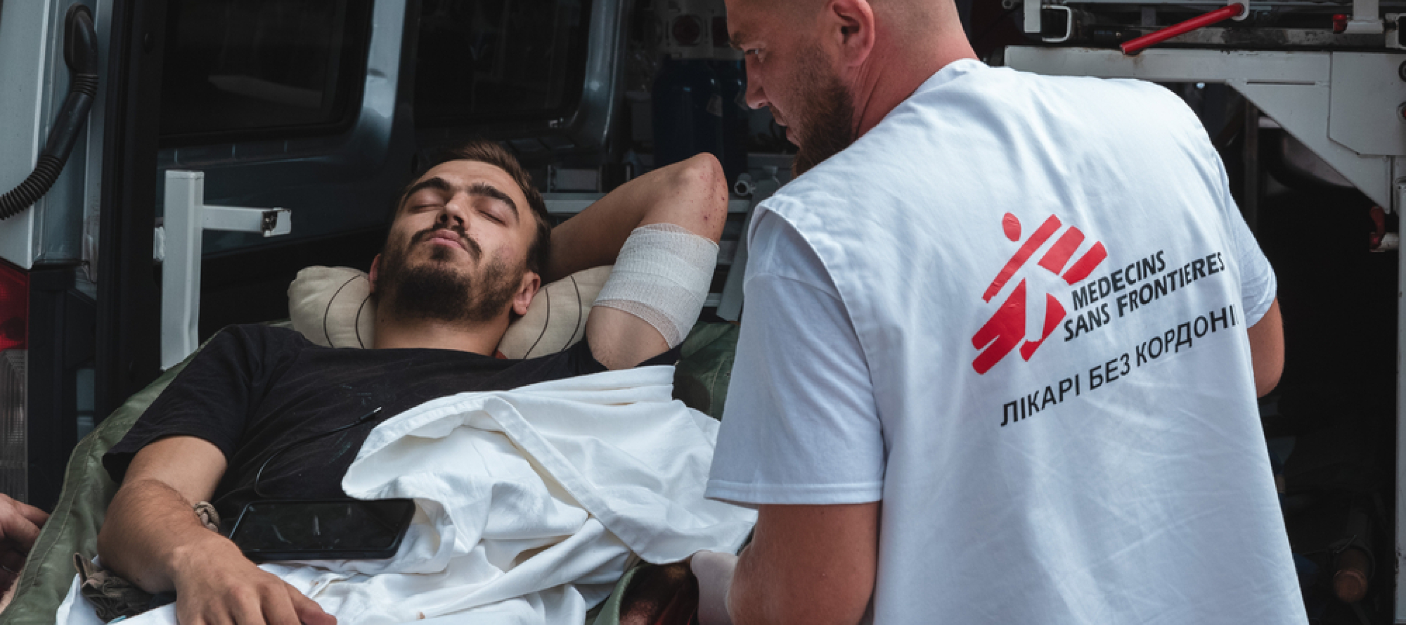 Unser Team behandelt verletzte Menschen mit Hilfe unserer mobilen Teams.