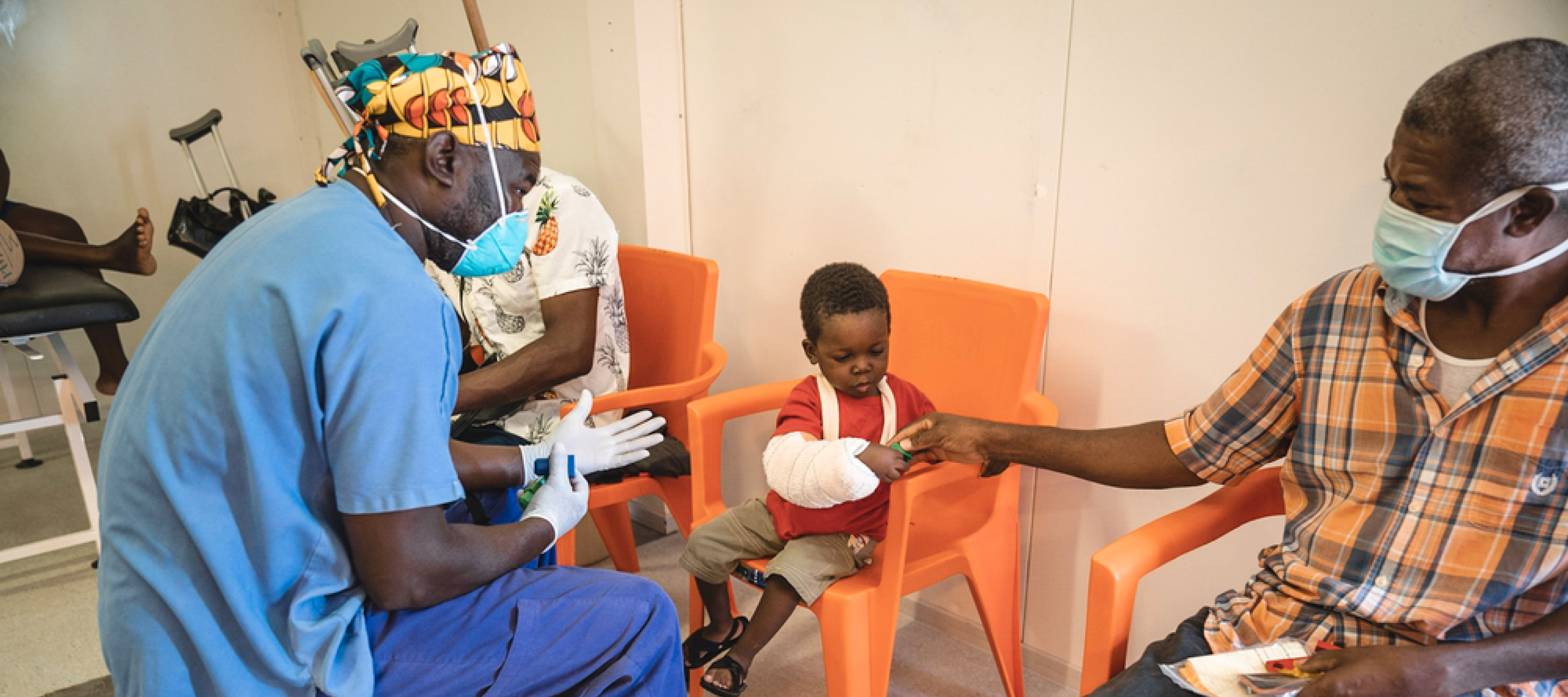 Hilfe in Haiti nach dem Erdbebene 2021: Verletzter Junge mit Physiotherapeuten in Tabarre