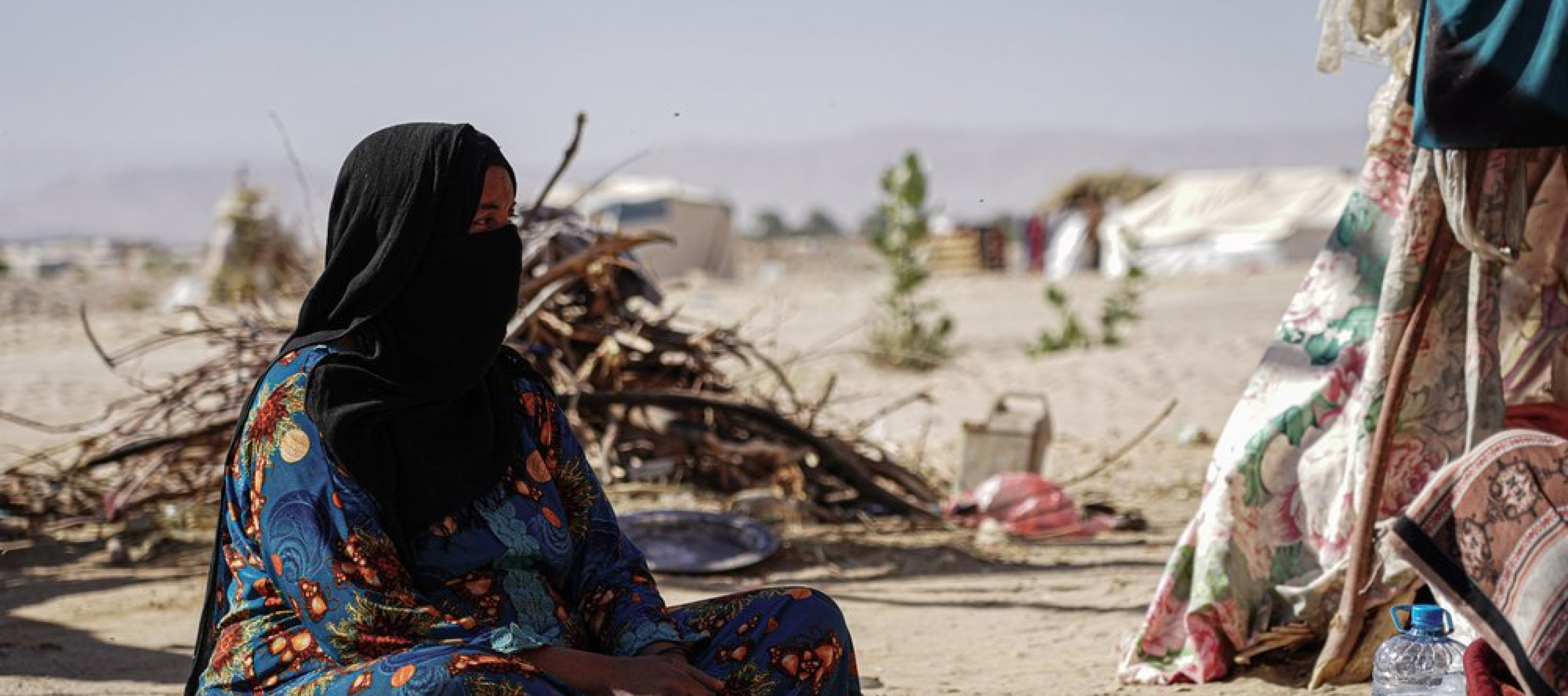 Abdu Sabit sitzt vor ihrem Zelt im Al-Khuseif Camp für Geflüchtete, Marib, Jemen.