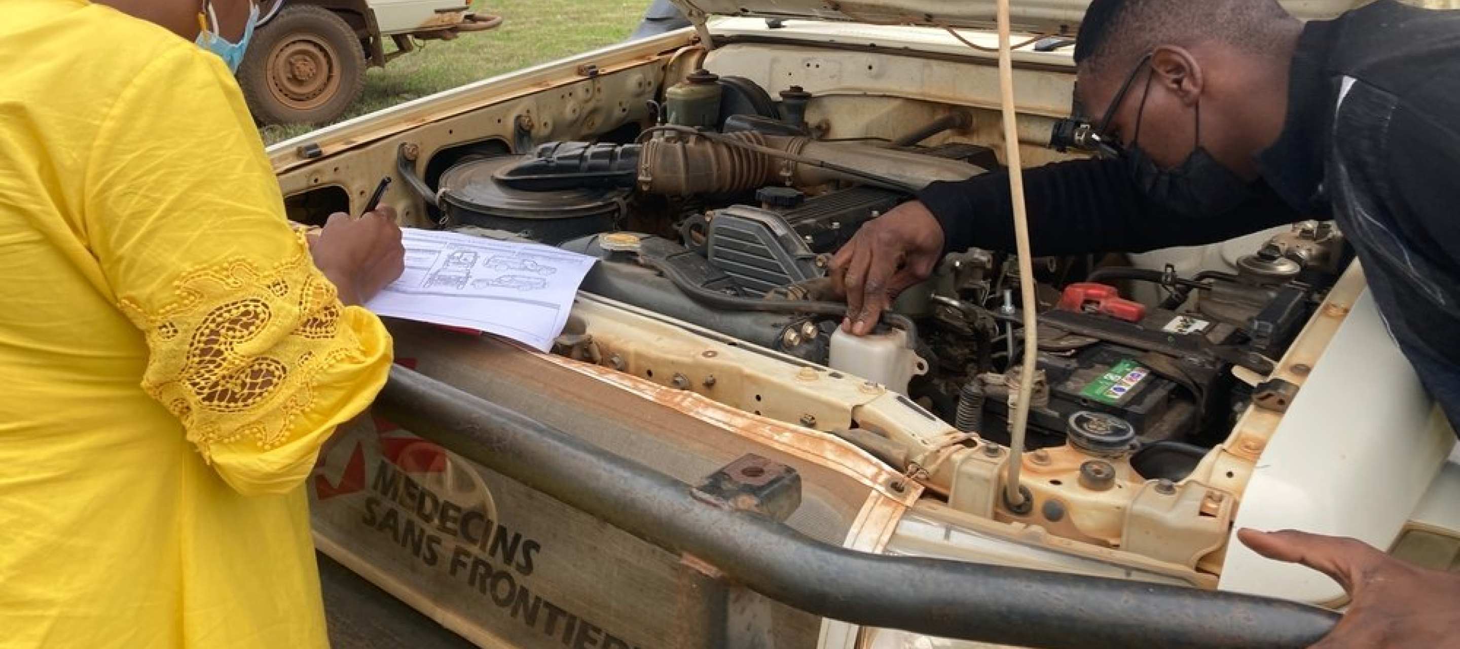 Eine Frau am Steuer - das ist in Eswatini eine Seltenheit. Die Fahrerin von Ärzte ohne Grenzen prüft morgens ihr Fahrzeug