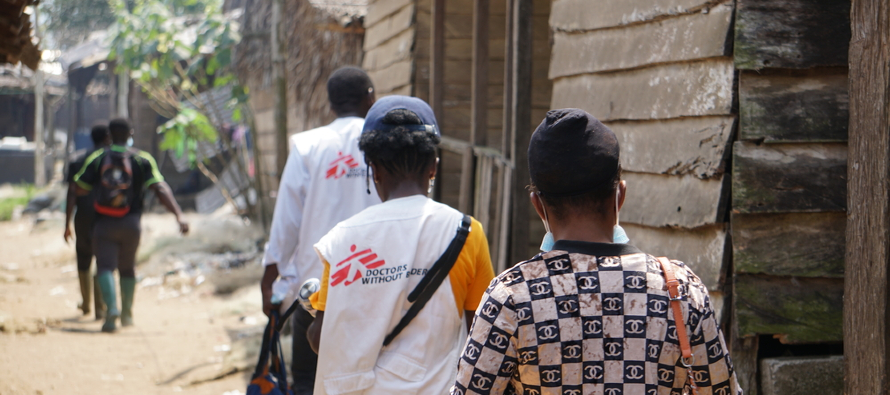 Mitarbeitende von Ärzte ohne Grenzen machen sich auf den Weg ins Dorf, um dort die Menschen gegen Cholera zu impfen.