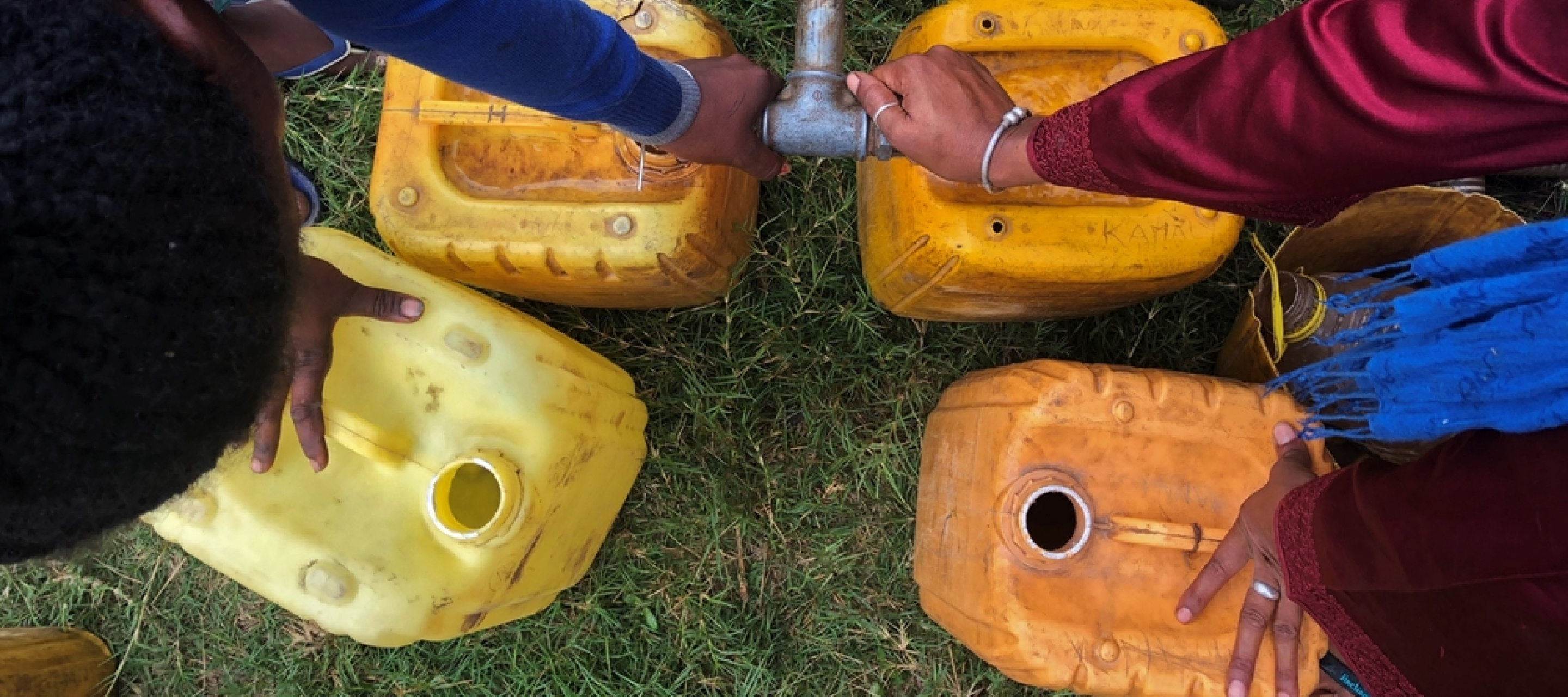 Menschen füllen Kanister mit Wasser im Süden Madagaskars 