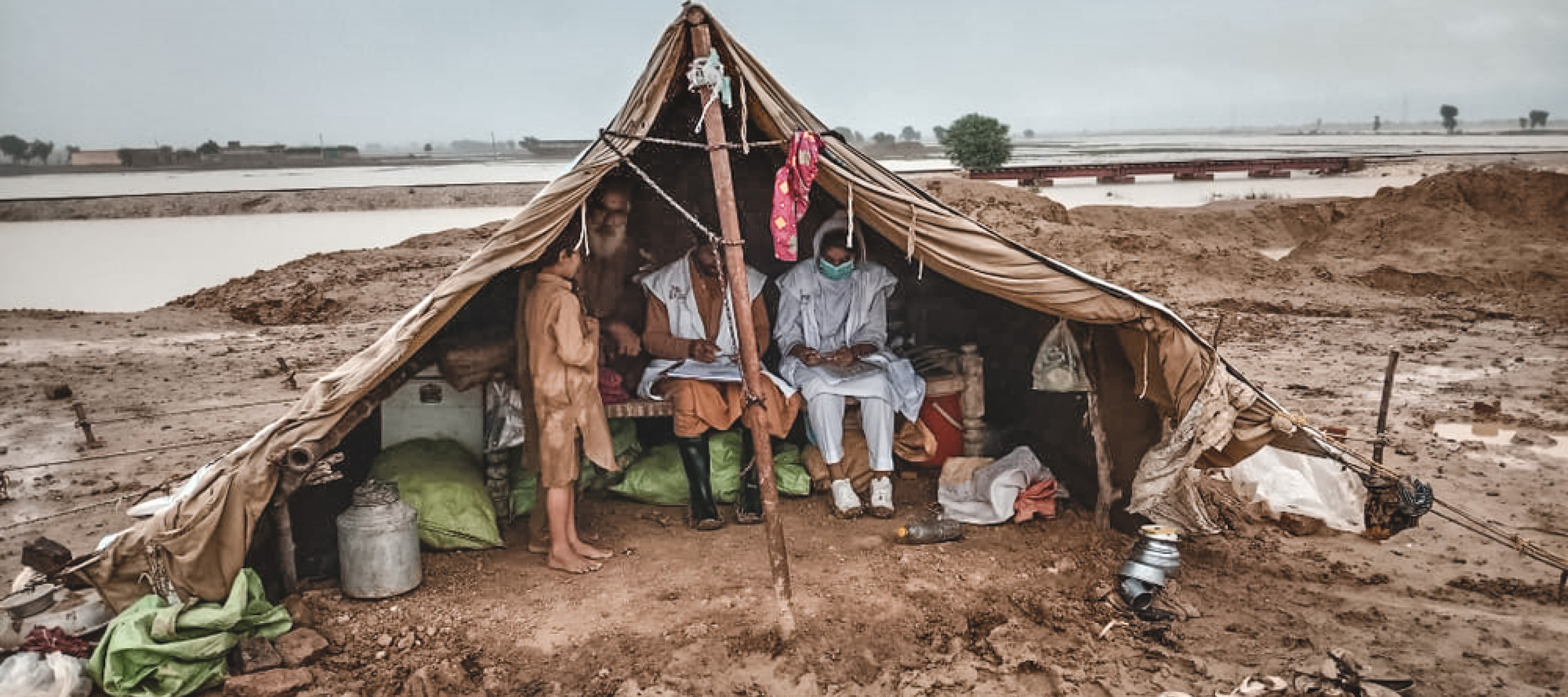 Wegen der Fluten leben die Menschen in Pakistan in Zelten und unter Planen Akeela Qadir aus Pakistan hilft den Menschen, die in Zelten leben müssen.