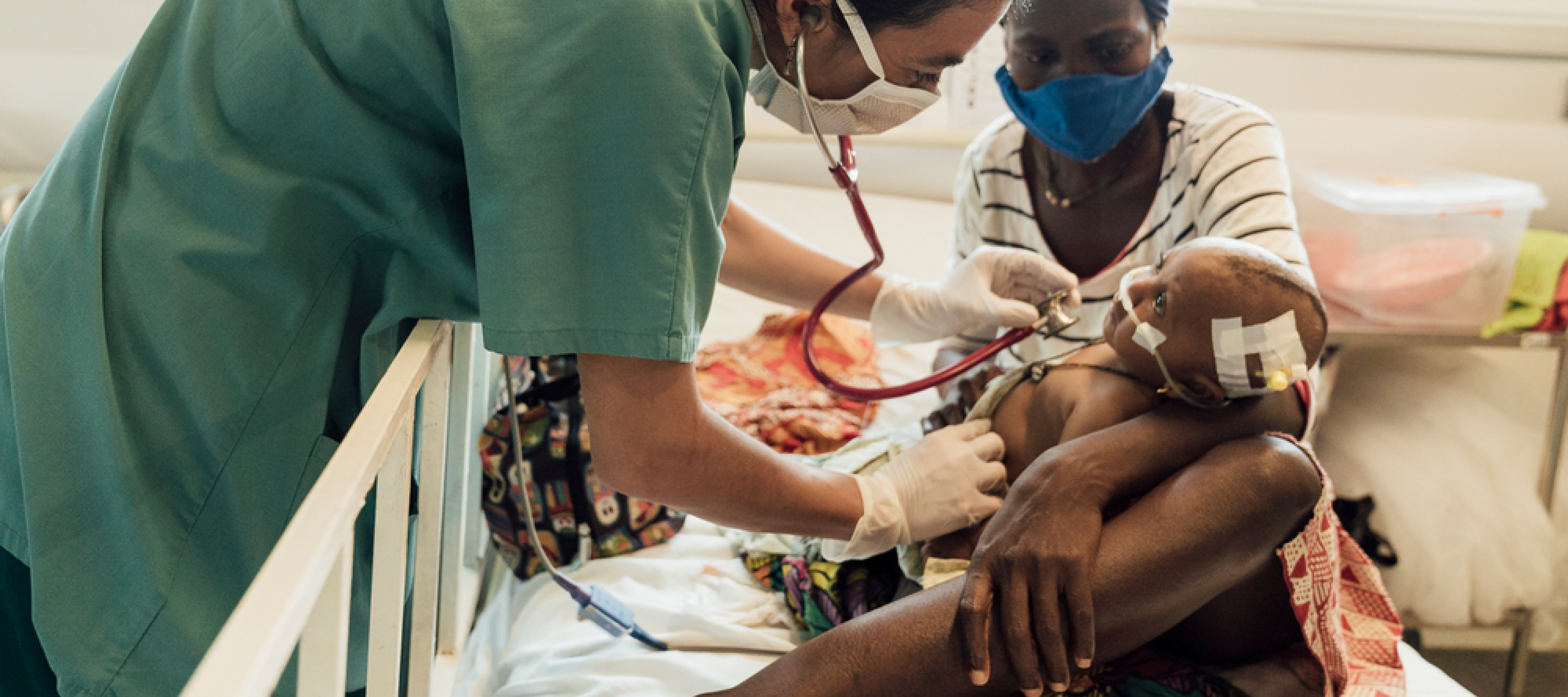Sierra Leone: Eine Ärztin behandelt ein Kind auf der Intensivstation. Ihre Spende macht medizinische Nothilfe möglich. Sierra Leone: Ärztin behandelt ein Kind auf der Intensivstation