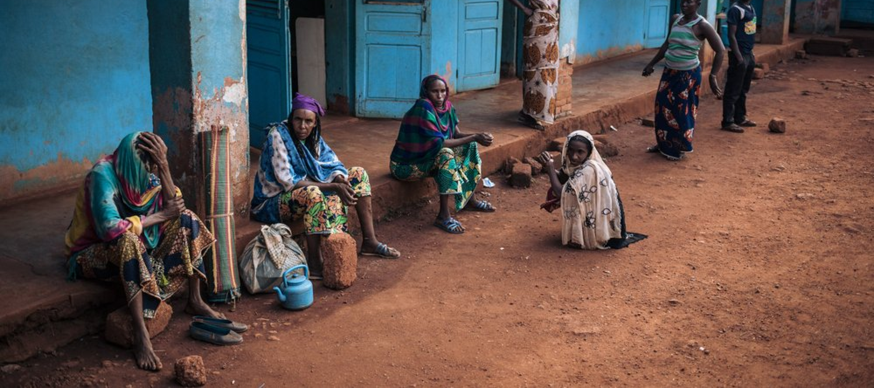 Familienmitglieder einer Patientin vor dem Krankenhaus in Bangassou