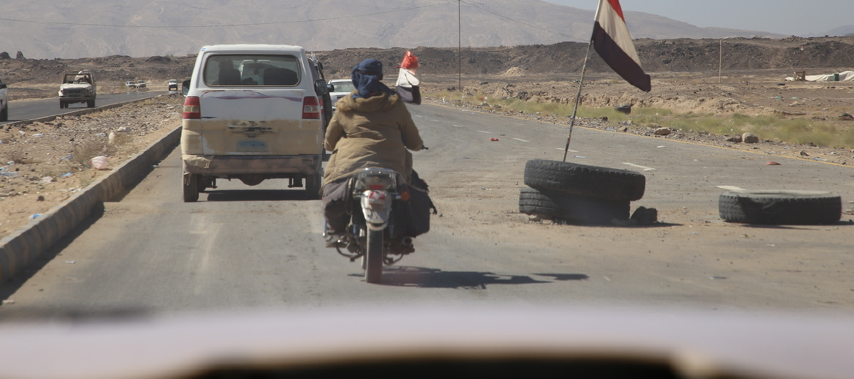 Mehrere Fahrzeuge auf einer Straße von Marib, Jemen