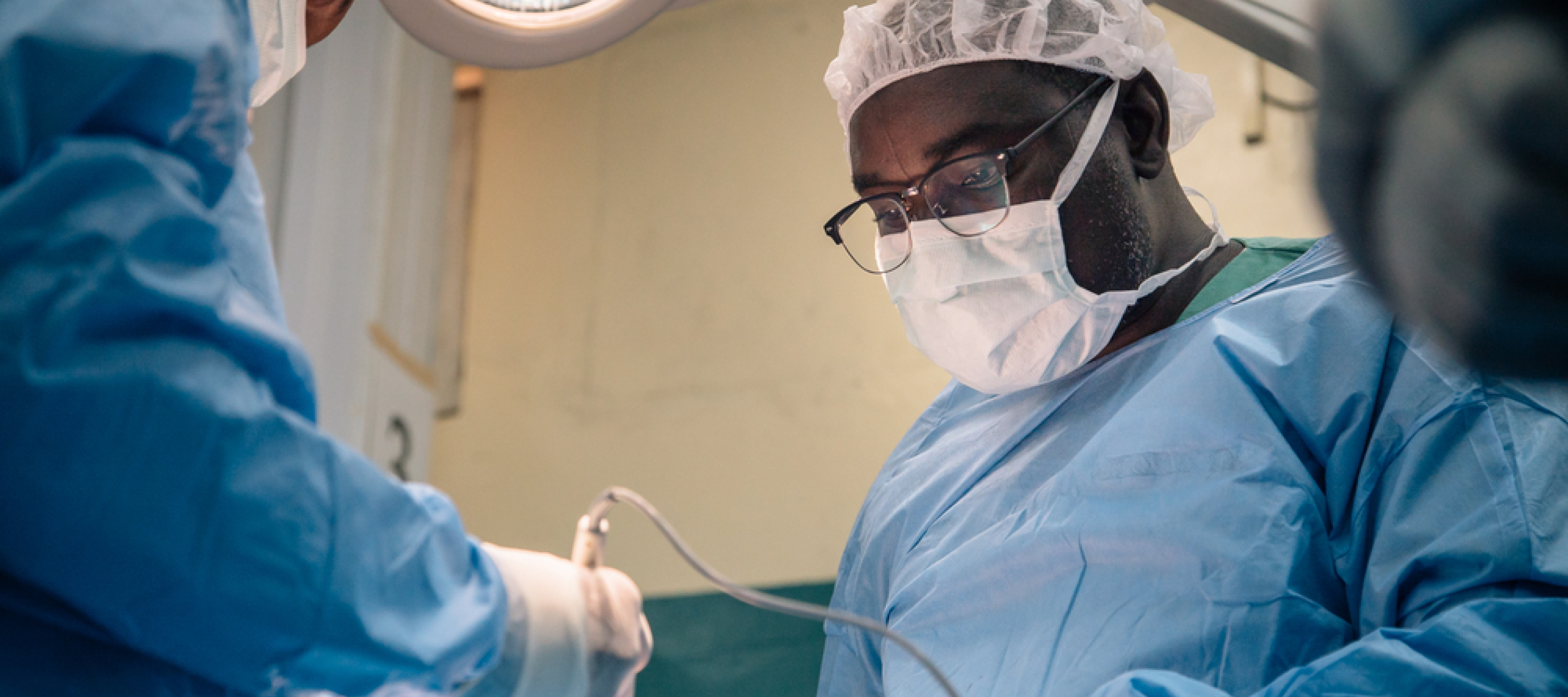 Operationen für Noma-Überlebende Dr. Abubakar Lawal Abdullahi nimmt eine Operation an einem Noma-Überlebenden vor.