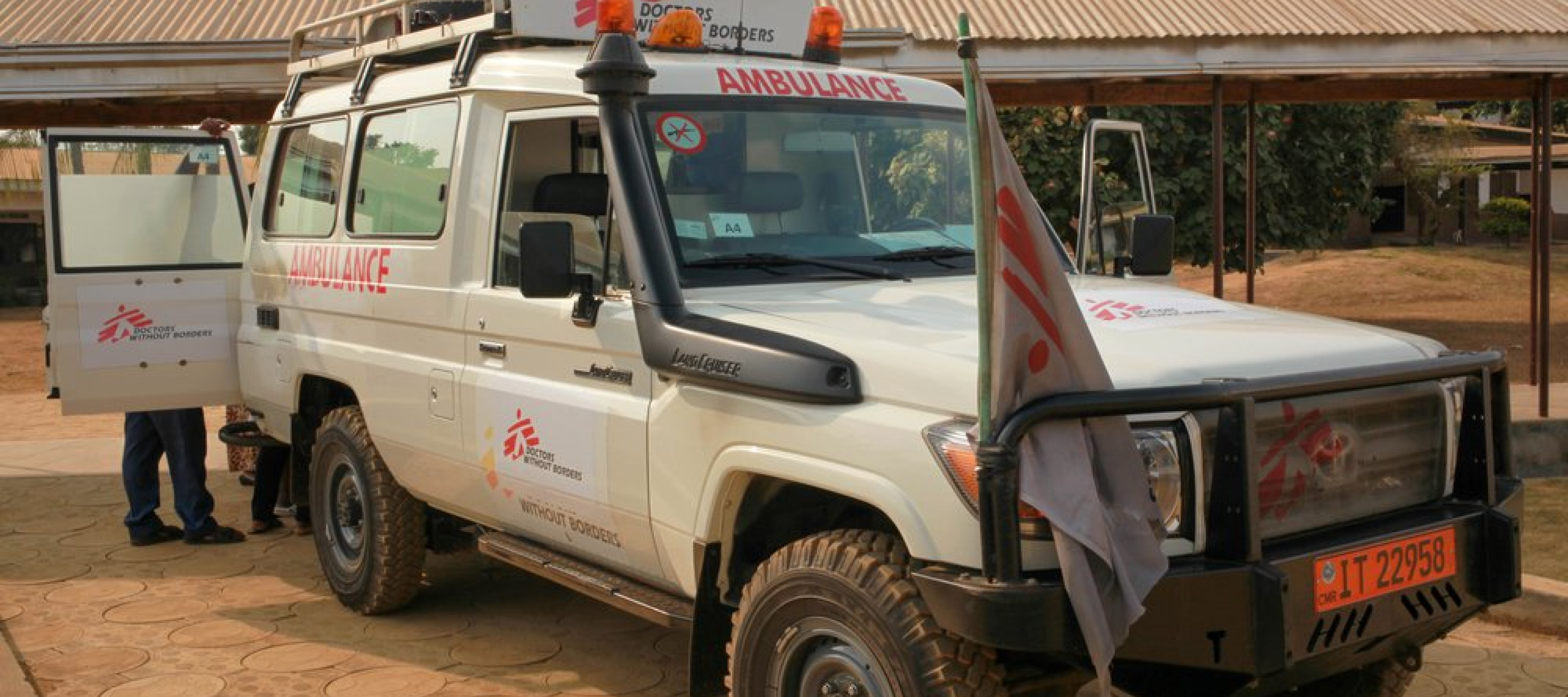 Unser Rettungsdienst vor dem Krankenhaus im Mamfe Distrikt, Südwest-Kamerun