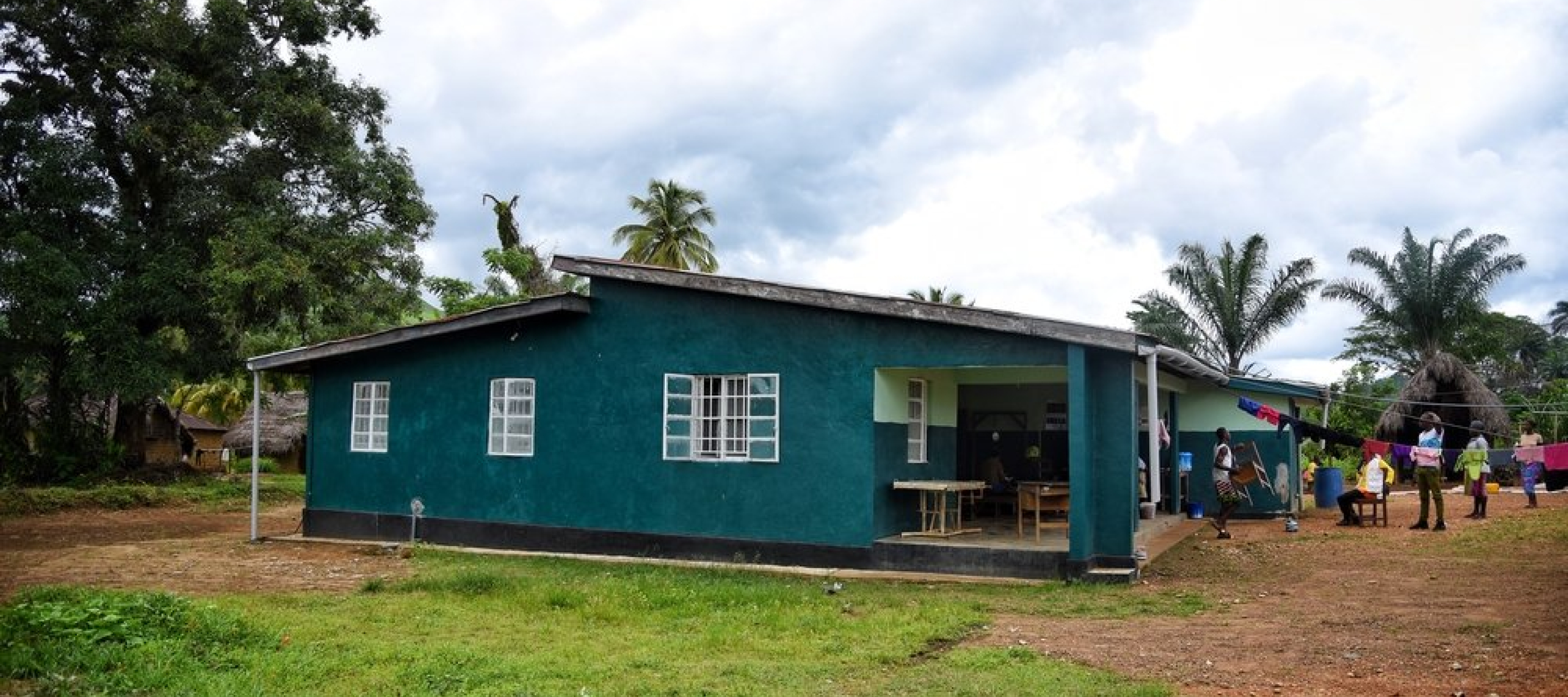 Eine von Ärzte ohne Grenzen unterstützte Gesundheitseinrichtung im Distrikt Kenema im Osten Sierra Leones.