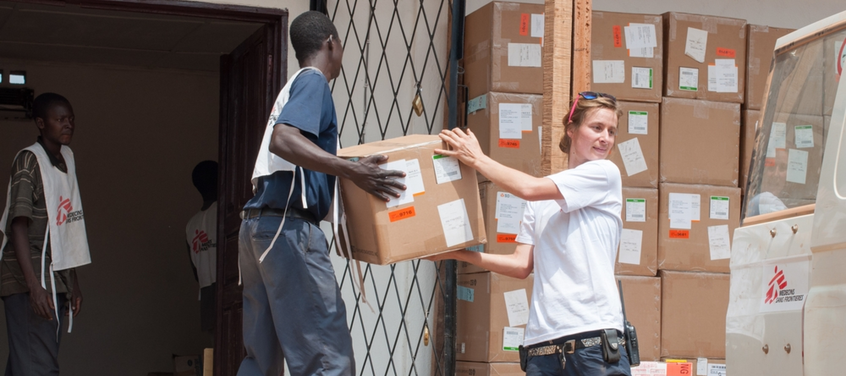 In Boguila in der Zentralafrikanischen Republik lagern unsere Logistikerin Jennifer Bock und ihr Team Kisten mit medizinischen Hilfsgütern - hauptsächlich mit Malaria-Testkits Logistiker*innen verräumen Kisten mit medizinischen Hilfsgütern
