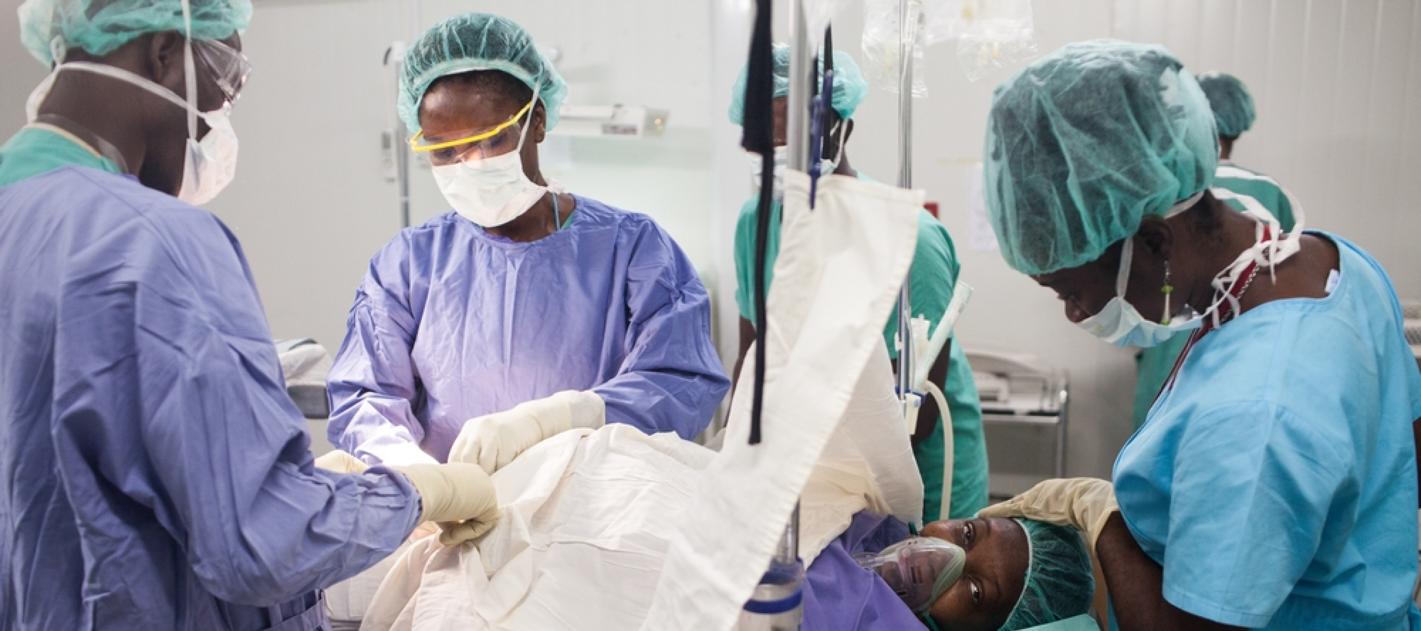 Medizinsches Personal führt einen Kaiserschnitt bei einer Frau durch.