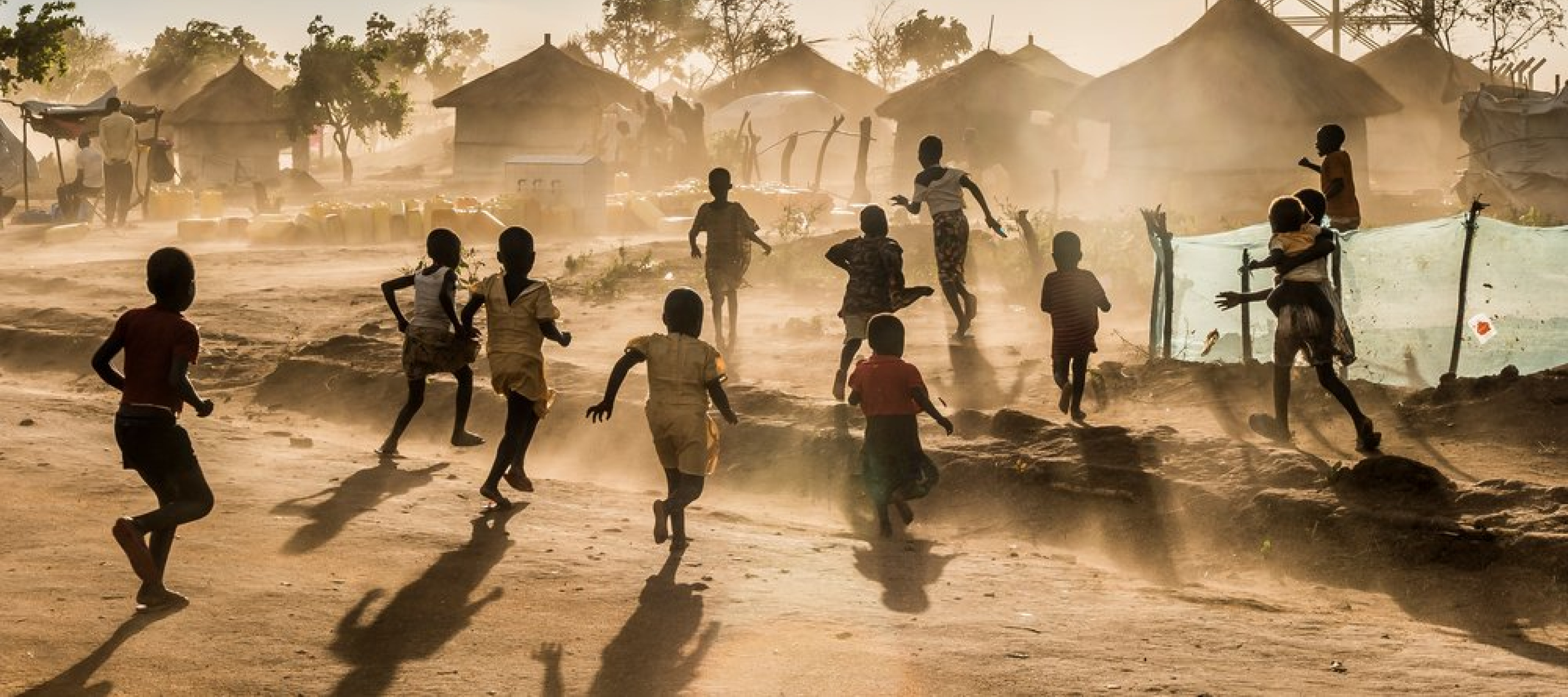 Geflüchtete Kinder aus dem Südsudan spielen im Bidibidi Camp in Uganda