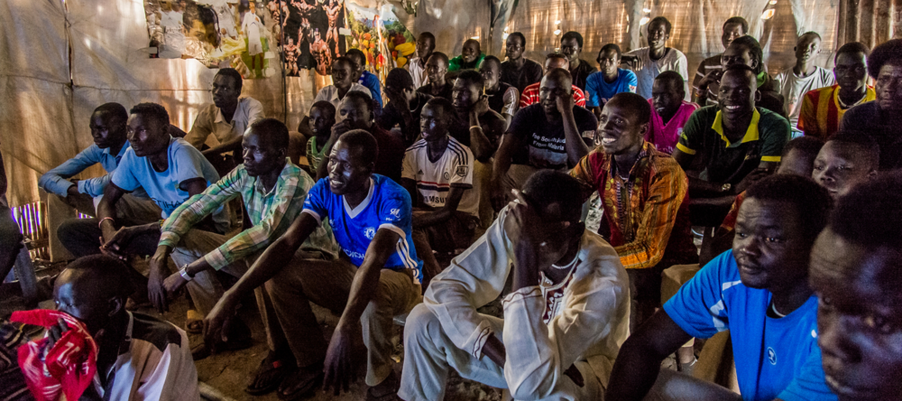 Menschen auf Markt gucken Fußball, Südsudan