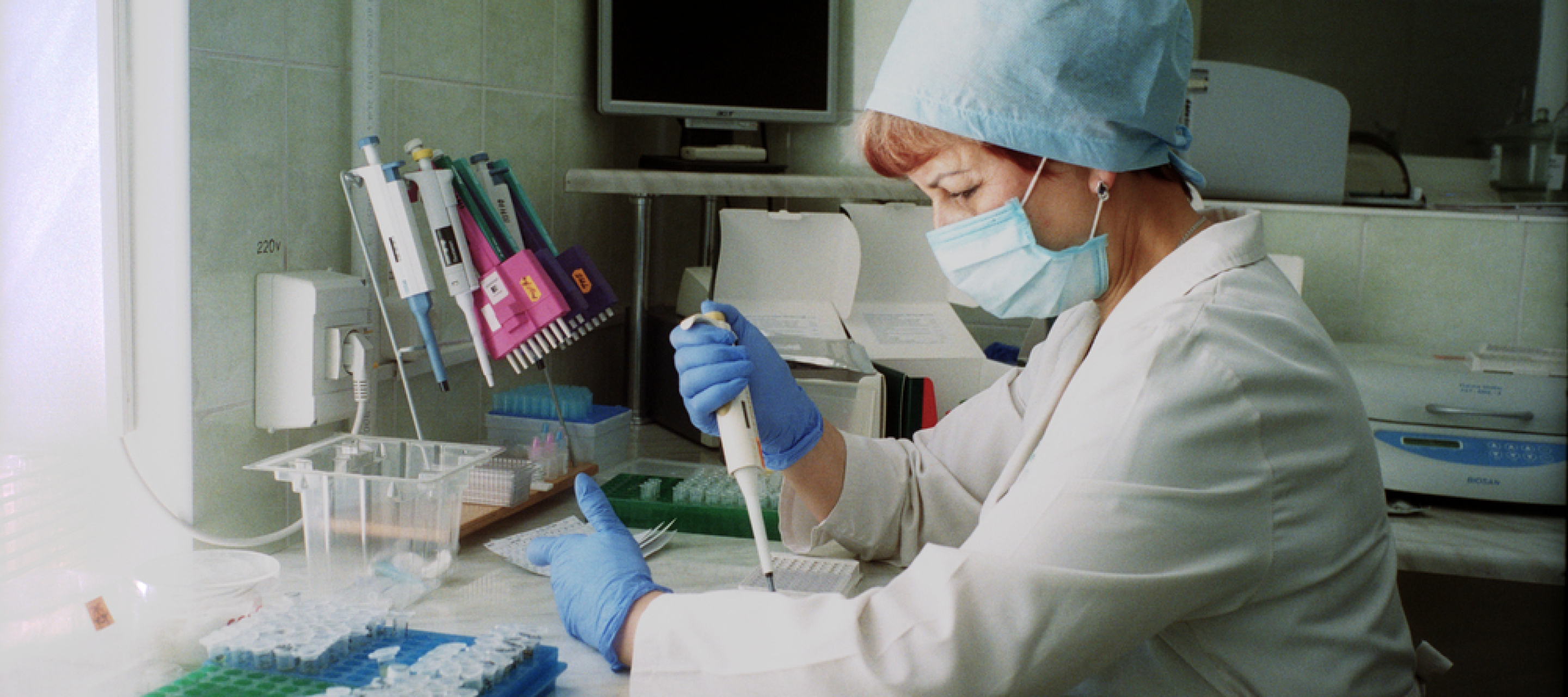 Laborantin untersucht Hepatitis C-Test