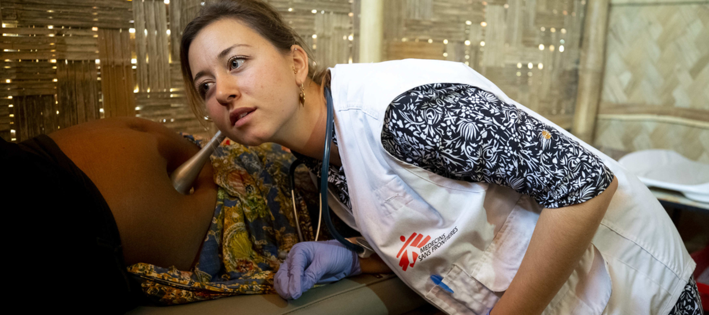 Eine Hebamme von Ärzte ohne Grenzen untersucht eine schwangere Patientin.