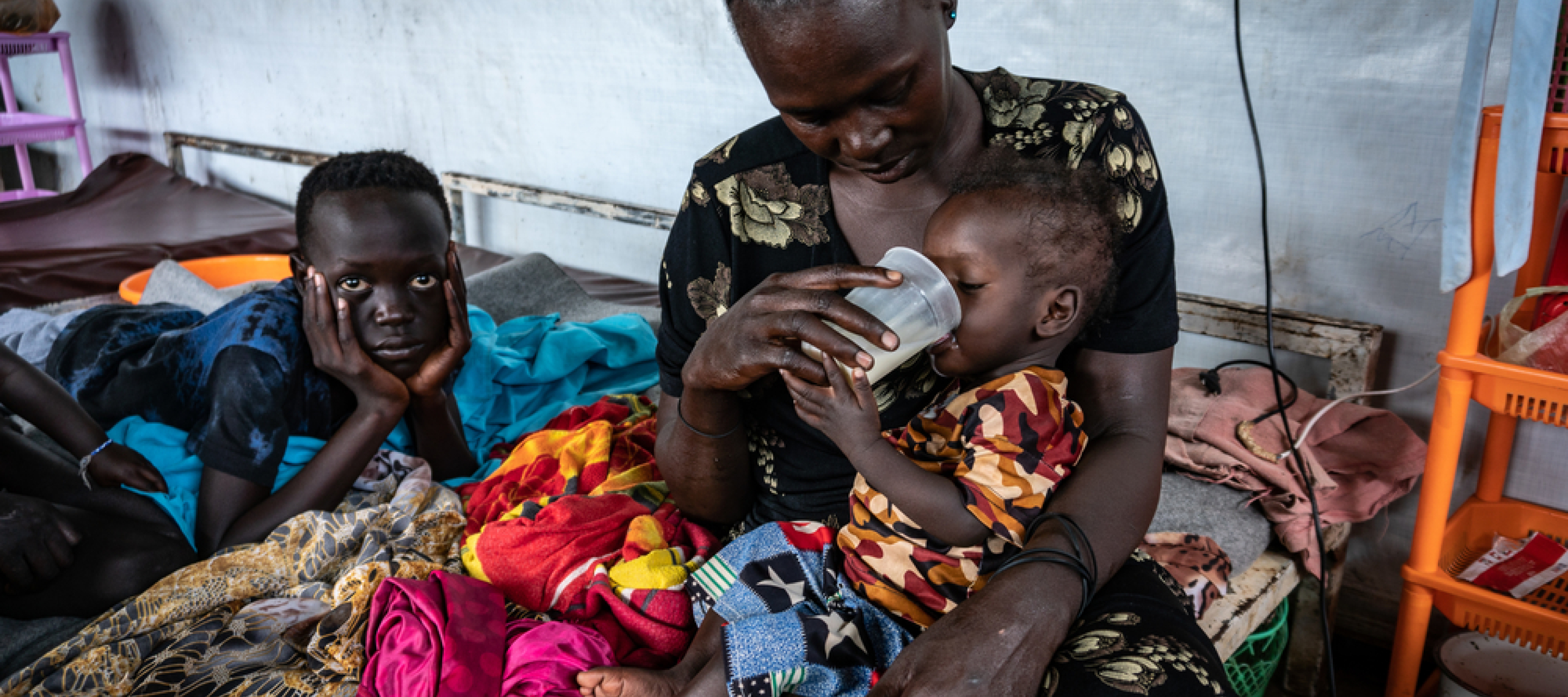 Mit ihrer Spende helfen Sie Flüchtlingen und Vertriebenen weltweit. Zum Beispiel versorgt Ärzte ohne Grenzen in Gambella, Äthiopien Geflüchtete aus dem Südsudan. Mutter mit ihrem Kind im Ernährungszentrum von Ärzte ohne Grenzen in Gambella