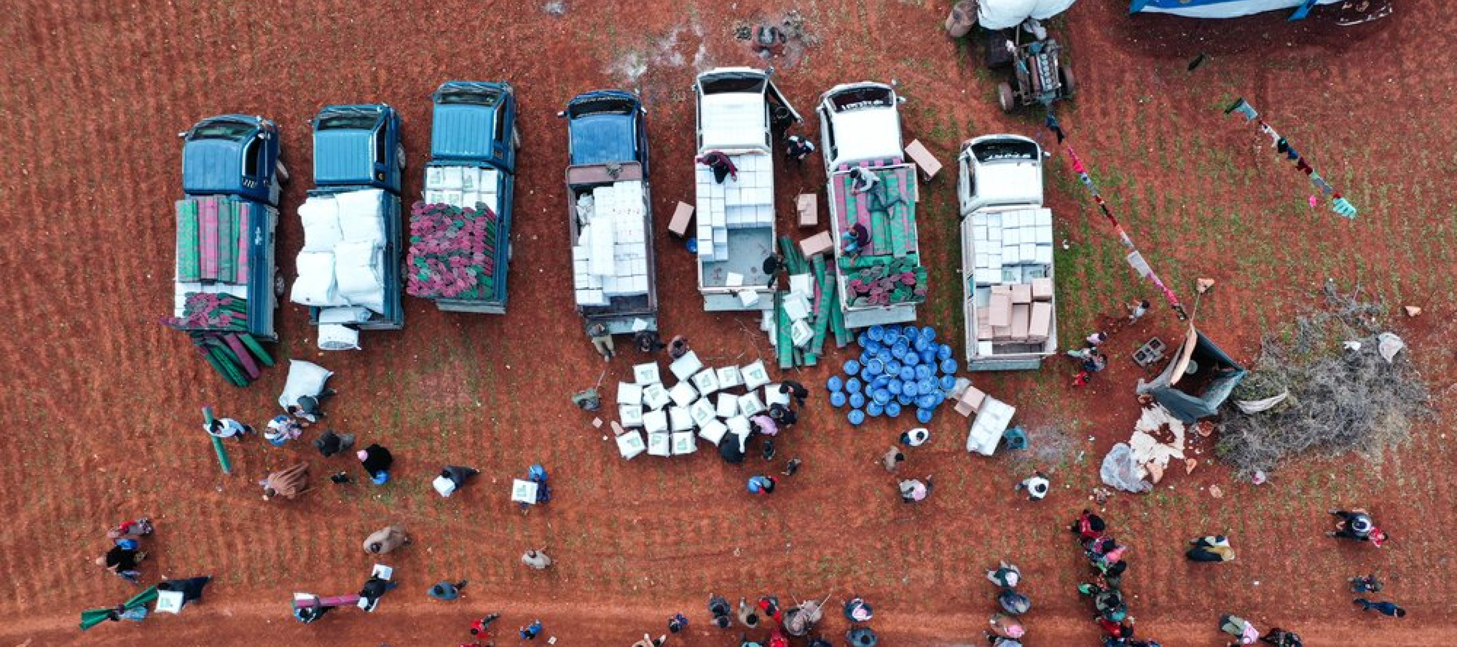 Verteilung von Hilfsgütern aus Autos in Idlib