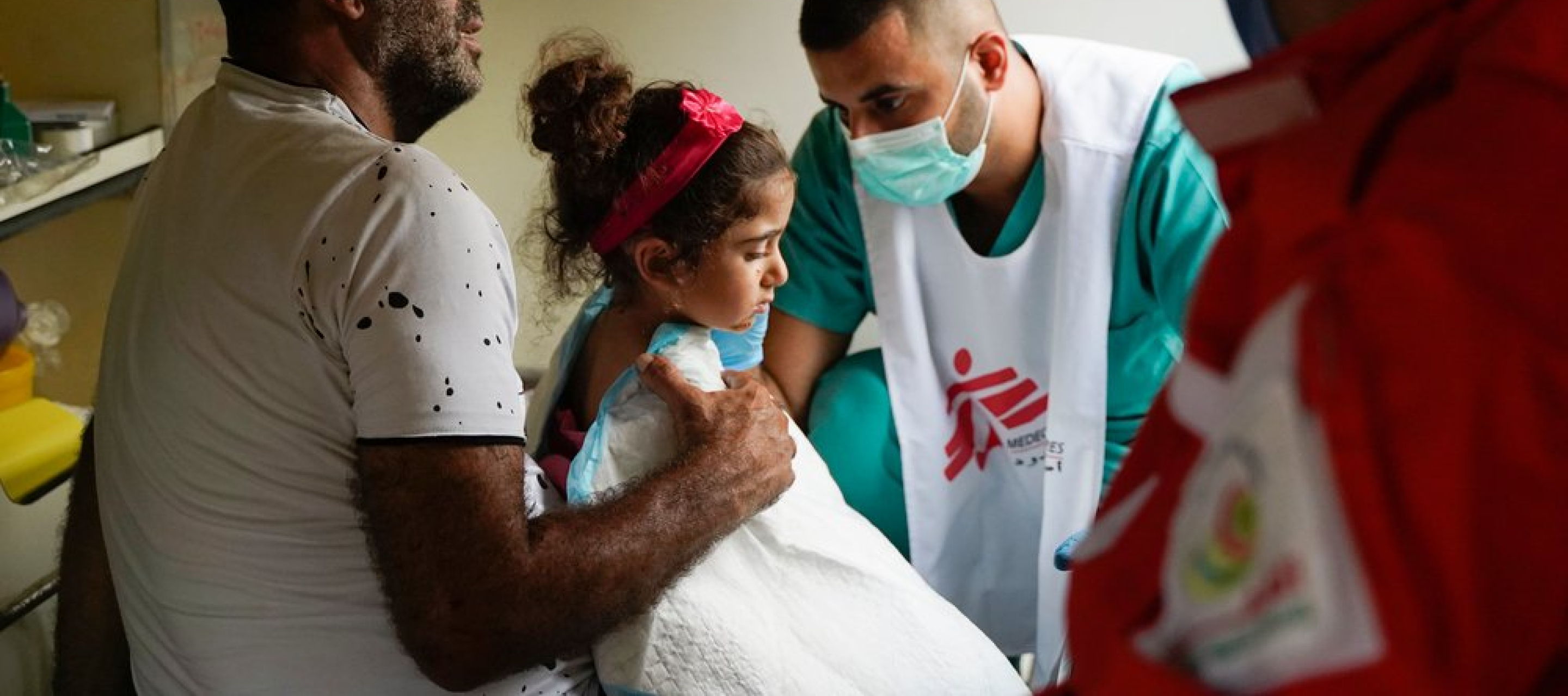 Humanitäre Hilfe braucht dich! Dank deiner Spende können wir unabhängig helfen. So wie im August 2020 als in Beirut eine Explosion viele Menschen tötete und verwundete. Ein Mitarbeiter behandelt Mädchen nach Explosion in Beirut im August 2020 zu uns kam. Humanitäre Hilfe braucht dich! Jetzt spenden!