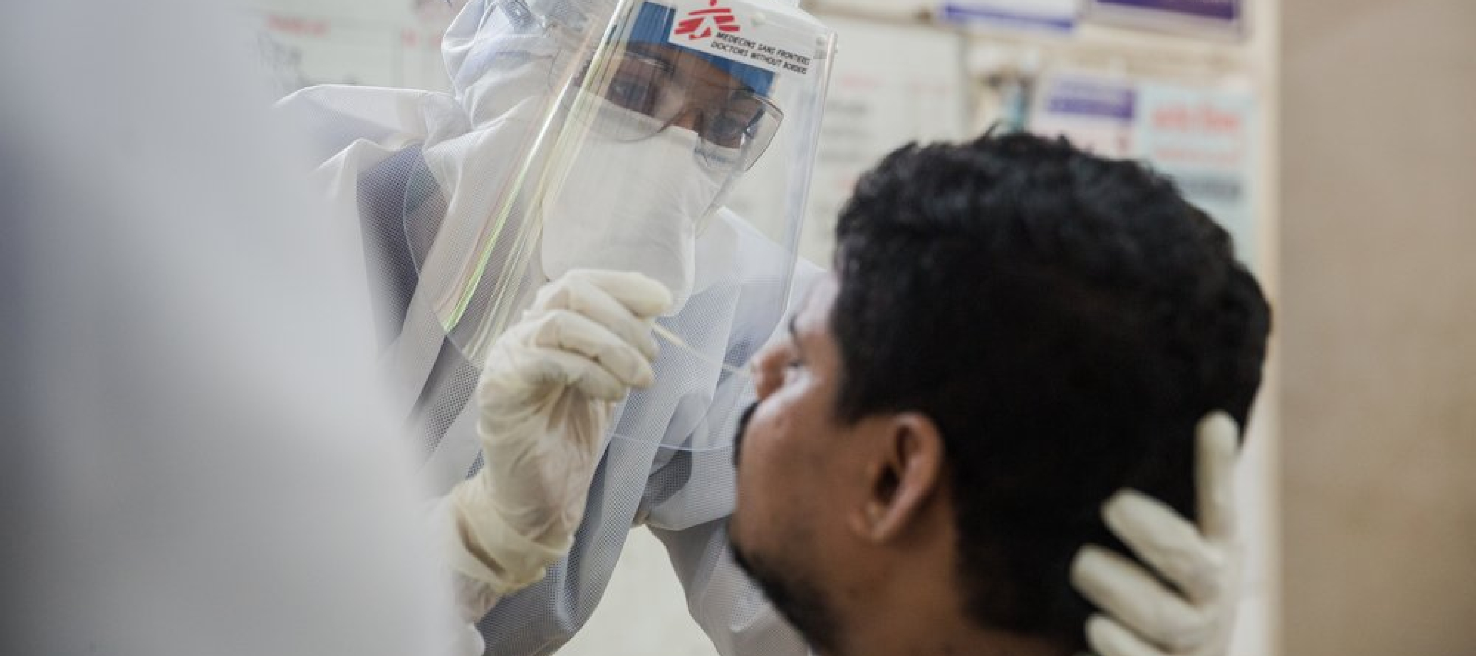 Eine Mitarbeiterin von Ärzte ohne Grenzen testet einen Patienten auf das Coronavirus