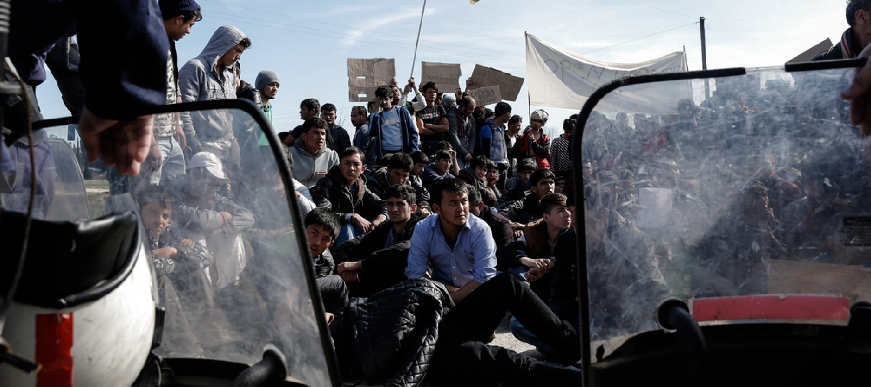 Ein „Schild“ der Gewalt: Europas jüngste Antwort auf Migrant*innen Ein „Schild“ der Gewalt: Europas jüngste Antwort auf Migrant*innen