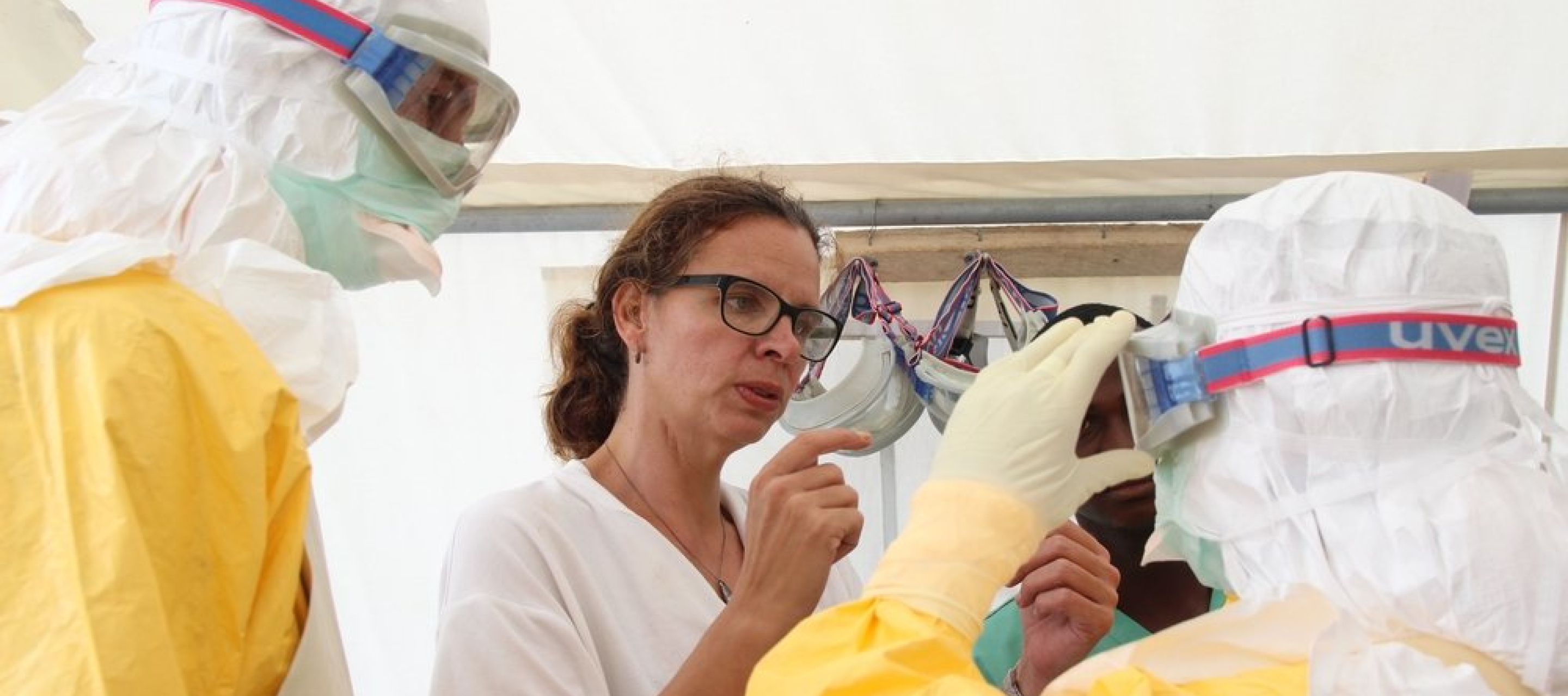 Schutzausrüstung anlegen für Ebola-Einsatz.